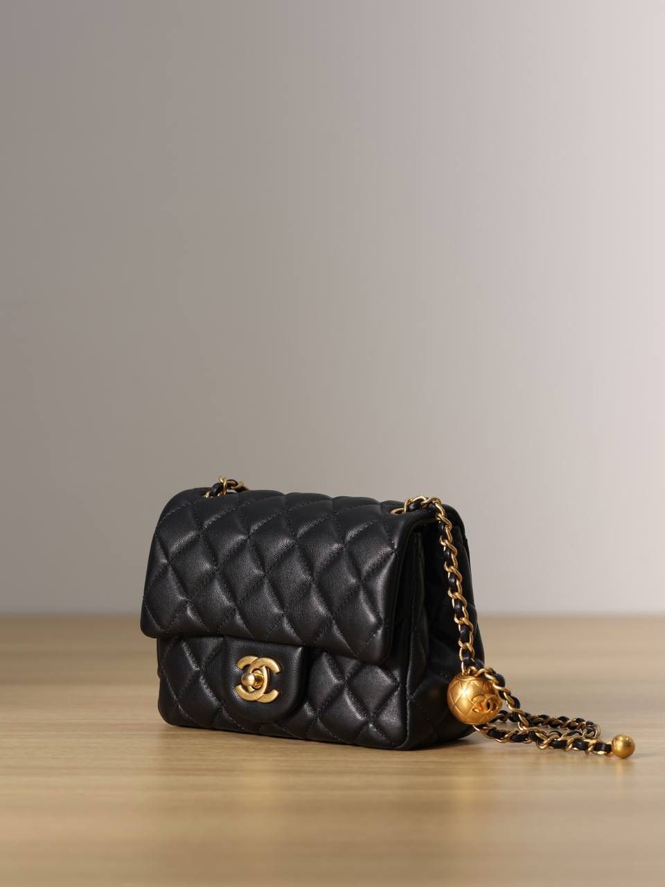 Chanel金球方胖子👜💞 经典金球系列 欧洲独家渠道货 经典的盖口包采用欧洲原产进口的羊皮和进口原厂纯钢顶级五金材质，内里也是采用原厂进口的羊皮，所有托料都是原装进口的，手感和专柜的一模一样✅ 手感细腻，洋溢着ZP质感，嫩的如刚出生的婴儿皮肤，非常的香，性价比也是非常高 简单又大气，每个女生都想拥有的一款心仪的包包，喜欢小香家的包入门级必买的bag❤️‍🩹 尺寸:19cm x 13cm x 6cm