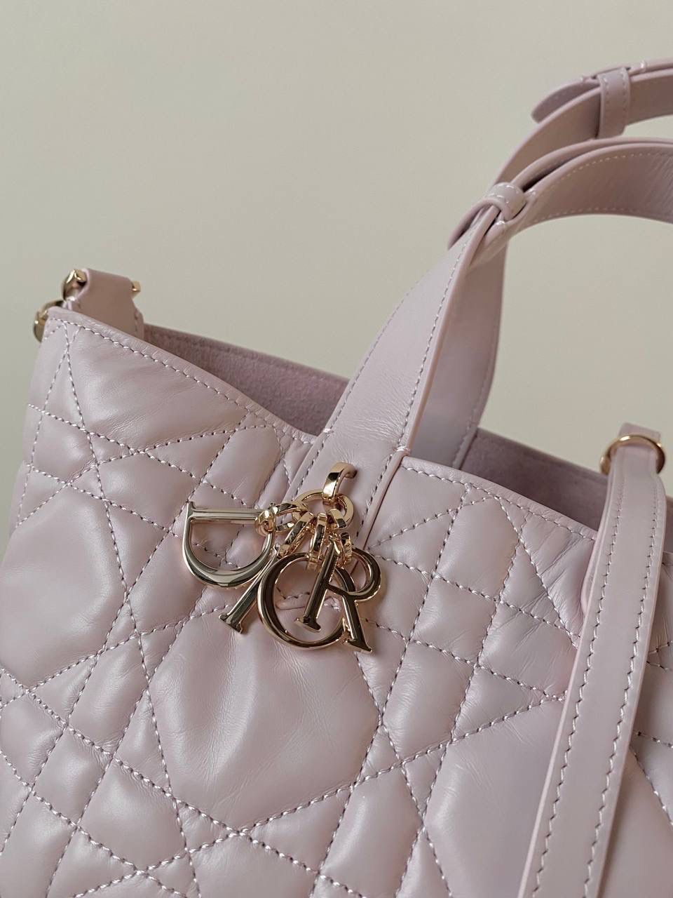 🈶淡粉小号 𝗗𝗜𝗢𝗥 𝗧𝗼𝘂𝗷𝗼𝘂𝗿𝘀手袋，大爆款 说是粉色但也有点偏淡淡的粉紫色～ 很特别又美貌的颜色，看过实物的都知道图片展示的远远不够！拿手上才是真的会一眼爱上 它的适配度很高，谁便搭配一套Look都可以洋溢出可爱甜美气息， 目前超级限量，能买到就是赚到了！ 23×15×15cm，#m1292m