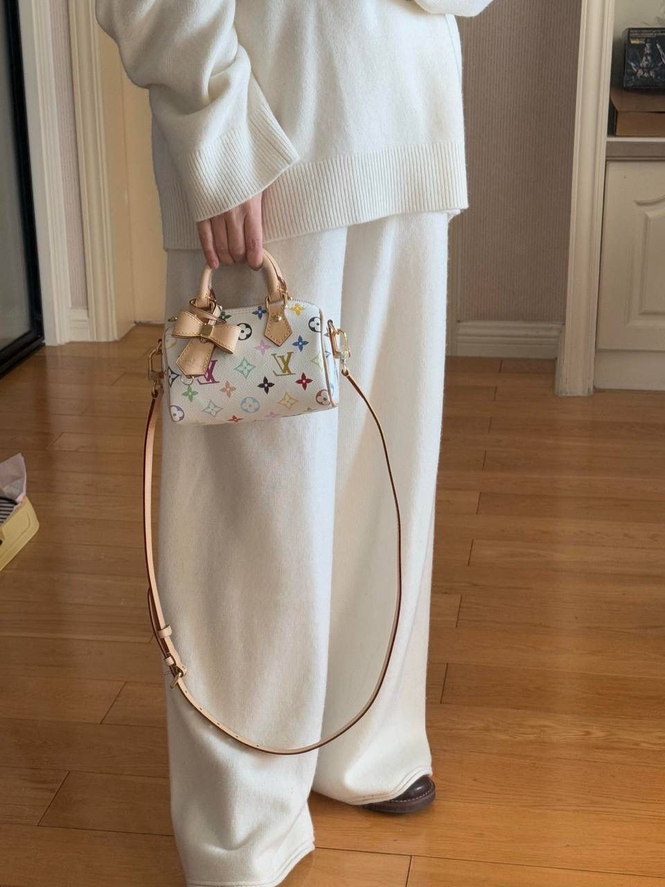 LV村上隆联名白三彩Nano Speedy来啦！姐妹们快看这个神仙包包！👜🌈 白色打底+彩色老花图案，配上祖传小锁头钥匙包，简直是《Mean Girls》千禧辣妹的标配！全新数码印花绝绝子，太阳花和熊猫都像要跳出来，阳光下自带ins滤镜特效！别看它巴掌大，手机口红💄钥匙全塞得下，从此打脸那些说mini包不实用的人！ 尺寸：16-10-7.5cm