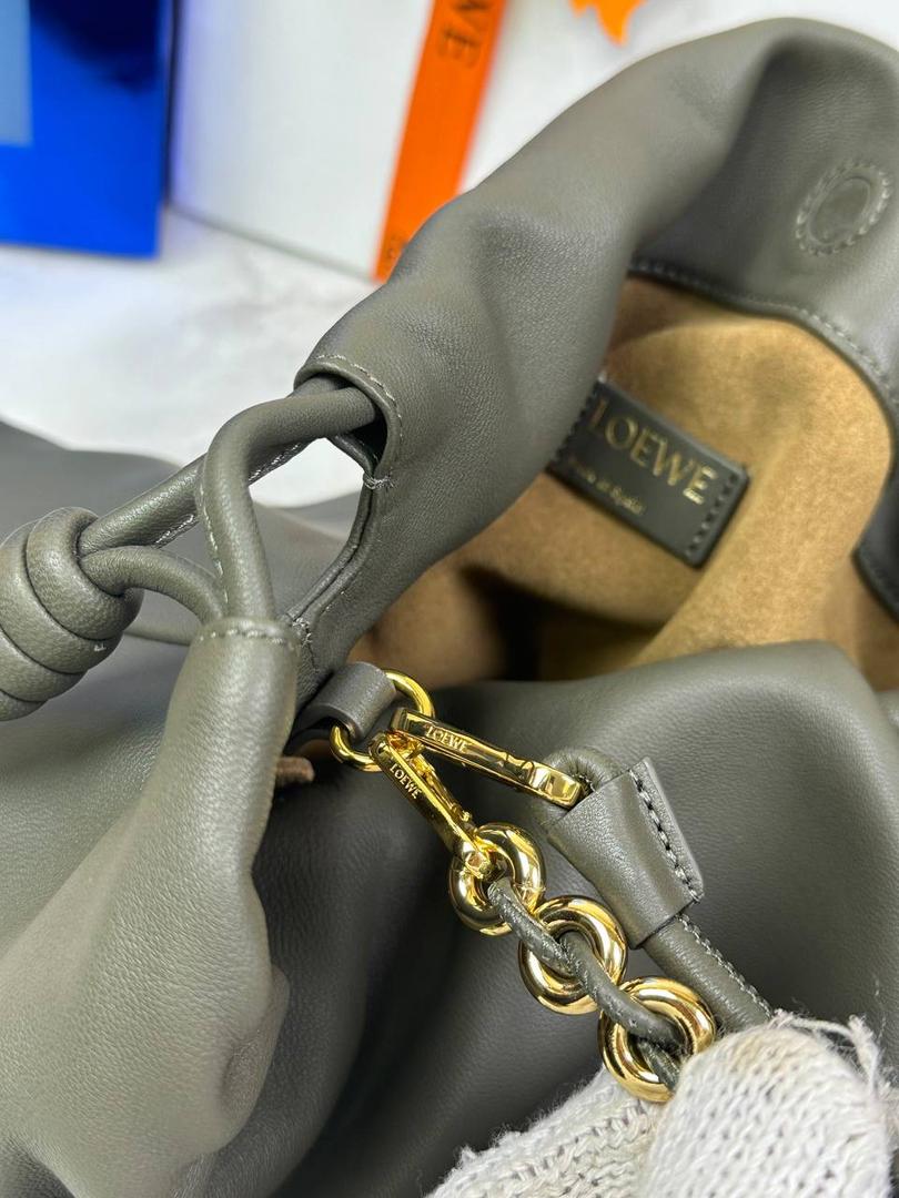 🎈中号链条款𝙁𝙡𝙖𝙢𝙚𝙣𝙘𝙤 𝙋𝙪𝙧𝙨𝙚羊皮 ——【深卡其绿】 尺寸：𝟯𝟬-𝟭𝟬.𝟓-𝟮𝟬𝐜𝐦 编码：012403 👉🏻延续福袋收缩绳褶皱设计，羊皮包身手感细腻柔软❤️ 👉🏻链条肩带➕皮肩带的双肩带设计，时尚百搭，给足了集美们多样化的选择。肩带可拆卸可调节，磁扣开合，正面烫金𝙇𝙤𝙜𝙤，呈现出高贵典雅的视觉感😍 👉🏻独家背景➕独家品质➕独家全套砖柜礼盒套装，市场高端品质皆在我手✌🏻