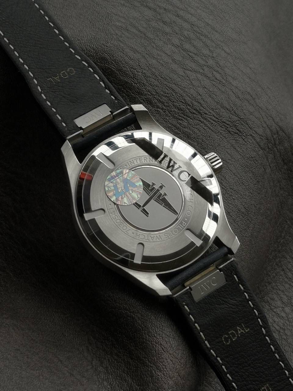 V7厂马克20，系行业同款唯一敢于呈现真假对比评测的版本，修正市面现有版本不足，其结构以及细节均按原装逐一复制，拆解后与原装完美保持一致，真正完美克隆。 V7厂顶级表壳延续马克18腕表的40mm精钢表壳制作工艺，取消了软铁罩，厚度由原来的11MM微减至10.83MM，表冠仍然采用旋入式，外表耳比原来稍宽与纵向间距由原先 51.2MM减小至49.2MM，佩戴感更舒适。表圈采用镜面抛光处理以凸显立体感。其直径，厚度，弧度包括底盖边缘线条细节也不放过100%温和原装，边角打磨亦十分到位。密底设计又给腕表完美度加分，V7底盖拉丝完美还原，各角度均无死角。