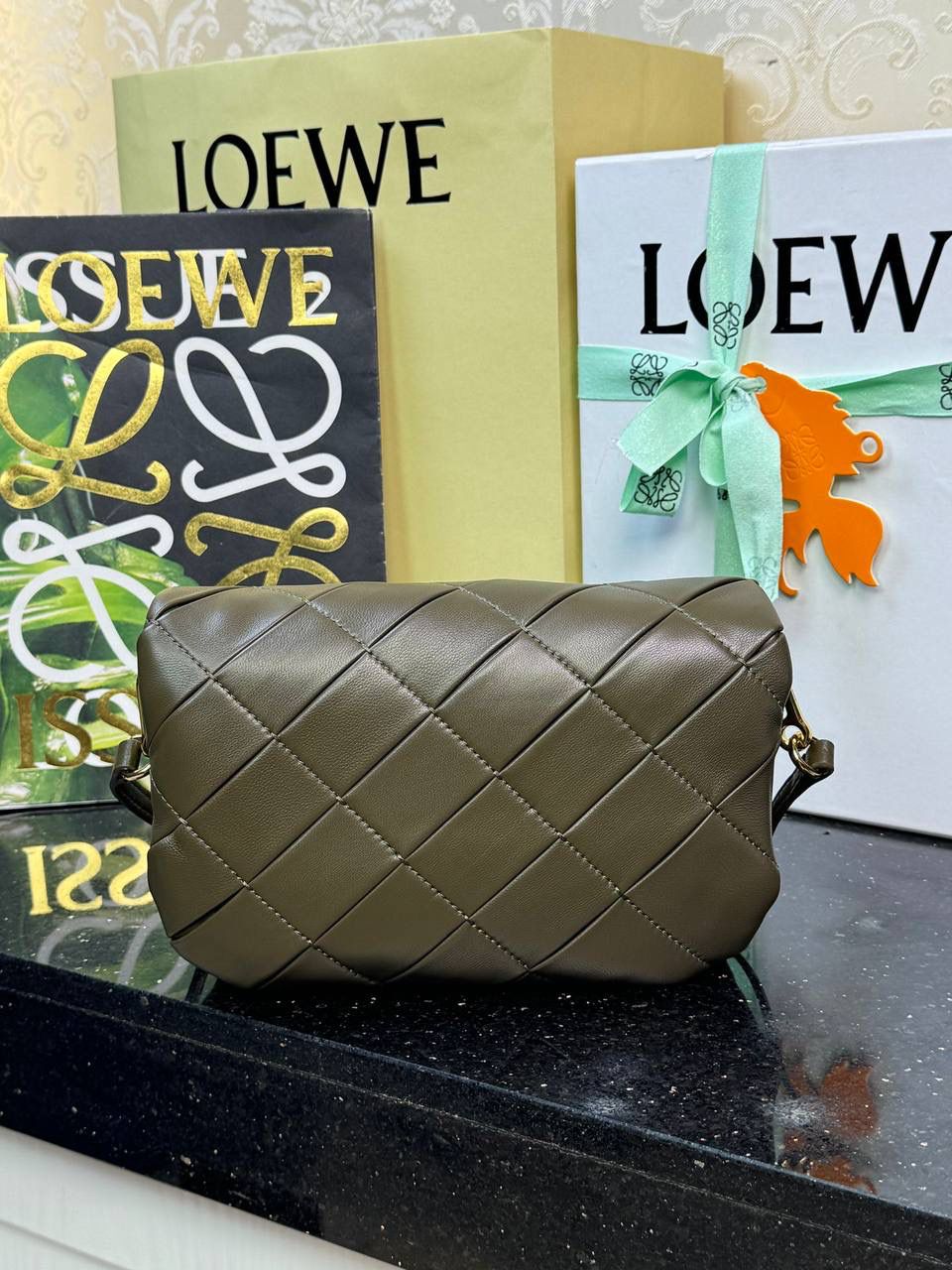 👉🏻小号羊皮【𝘗𝘶𝘧𝘧𝘦𝘳 𝘎𝘰𝘺𝘢】 —深卡其绿❤️到货✅ 编码：262122 尺寸：𝟐𝟎-𝟔-𝟏𝟑𝐜𝐦 ❤️采用轻柔纳帕小羊皮，经过裁剪、缝制和手工编织制成，内里一个主要隔层和一个拉链口袋，磁扣开合。 ❤️配有可拆卸可调节的皮革带子。可肩背或手拿。