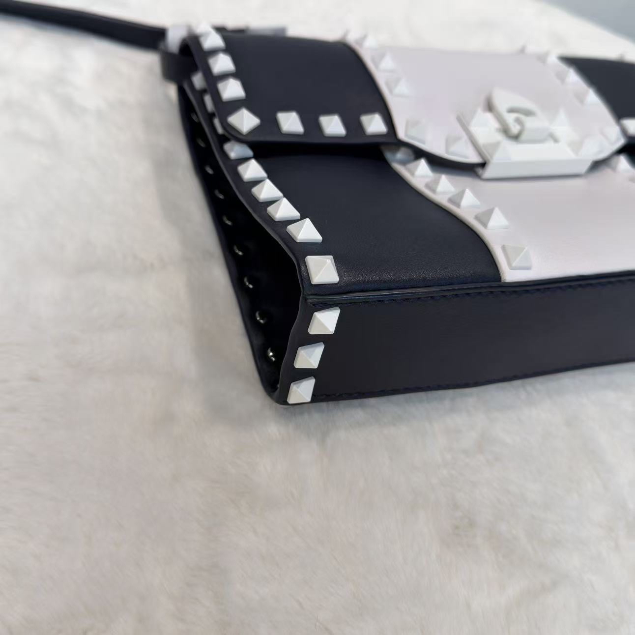 Valentino 鉚釘斜孭袋 藍白配牛皮革 搖滾風格飾釘