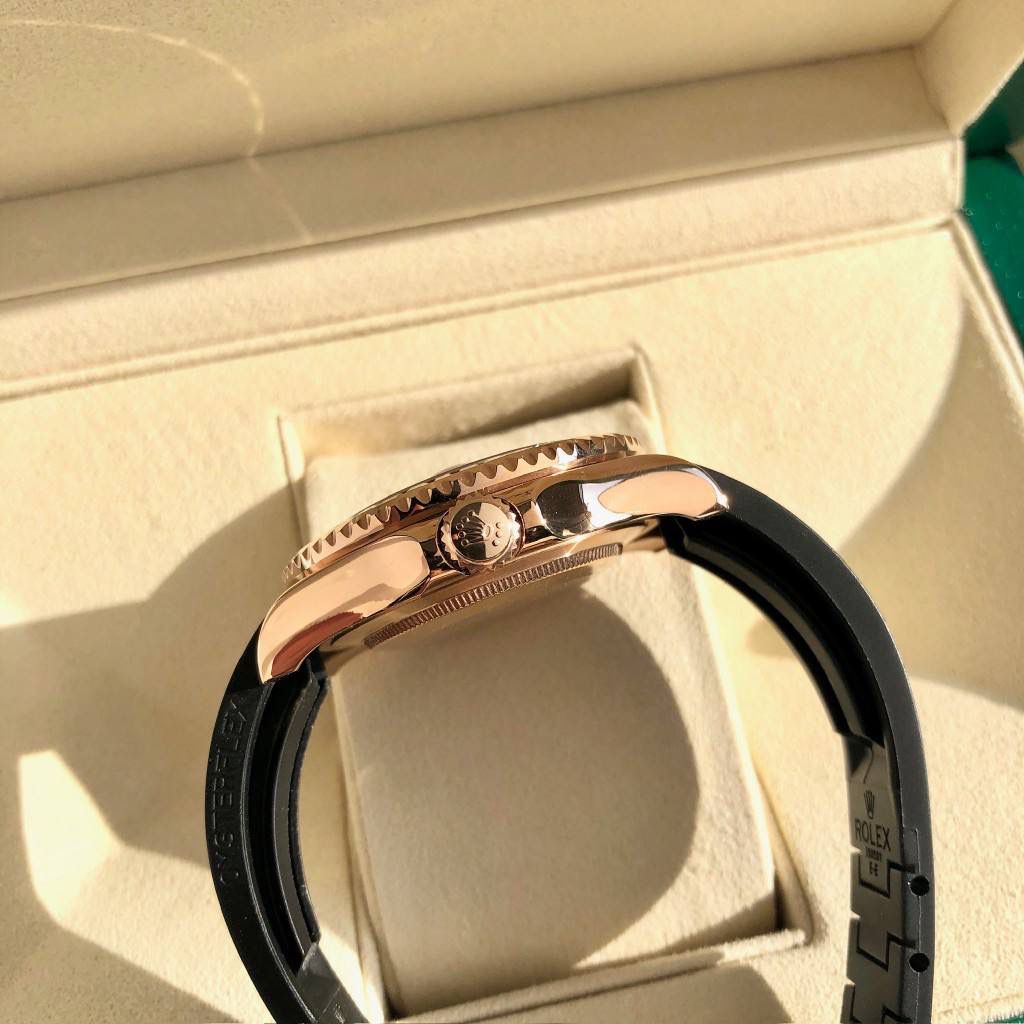 【经典名仕 一劳永逸】劳家爆款游艇名仕型系列m116695SATS男士腕表40mm糖豆游艇出货，继续秉承AD家族优质特色、独家出品一表一码，三码合一 【机芯】搭载AD专注而制0️⃣返修、💯全新原装西铁城8215全自动机械机芯，走时精准，性能优异，动力储备高达48小时 【表壳】316L精钢表壳 高端同步防指纹[强]圈口采用施华洛世奇水晶彩钻，原版同步双向旋转，完美呈现与原版一致的弧度、光泽，超强高密度矿物质玻璃镜面，精致的做工完美秉承原装的潜水游泳🏊‍♀️性能 【字面】大厂同步超强夜光，夜光刻度、表针无瑕疵斑点、晶莹剔透，细节同步正品，内影圈刻字清晰，字体匀称 【表带】采用进口硅胶原版同步胶带搭配316精钢可调节表扣