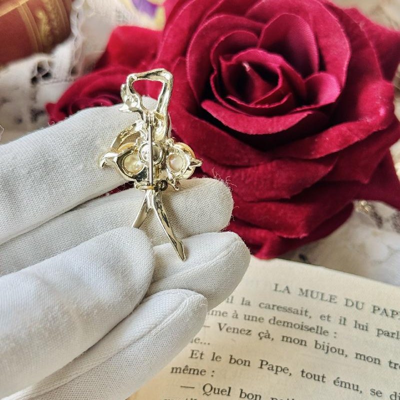 Vintage Dainty Mother of Pearl Ballerina Brooch (MT2364)