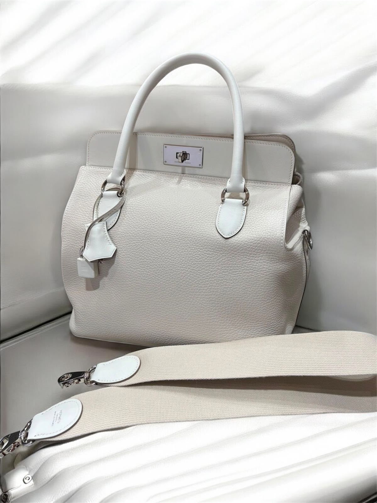 Hermes Toolbox 26 Stamp T 奶昔白 100%Authentic, 98%New ✅Key Lock ✅Strap ✅Dust bag