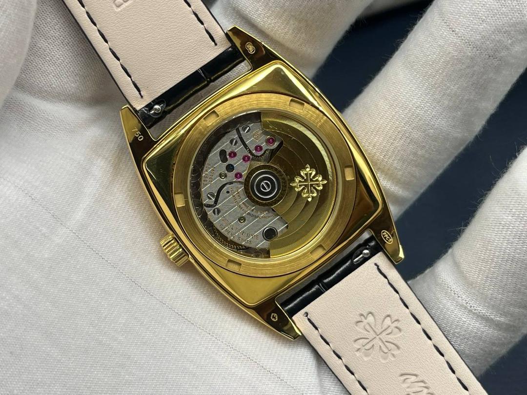 TW百达翡丽复杂多功能系列5135G--010重磅登场，迄今推出的首款Nautilus复杂腕表，以超复杂的工艺技术打造休闲运动腕表。 1⃣️小身板大能量：尽揽以下功能∶12点位日历功能 10点位星期功能 2点位星期功能 6点位24小时。所有功能都可正常使用。 2⃣️机芯采用版Cal.240自动上链机芯，在实现外观的逼真前提下，功能一并完美诠释。 3⃣️改装大师独立制表人，倾情参与定制改装表盘颜色，给予独一无二的腕表增添有趣的灵魂！