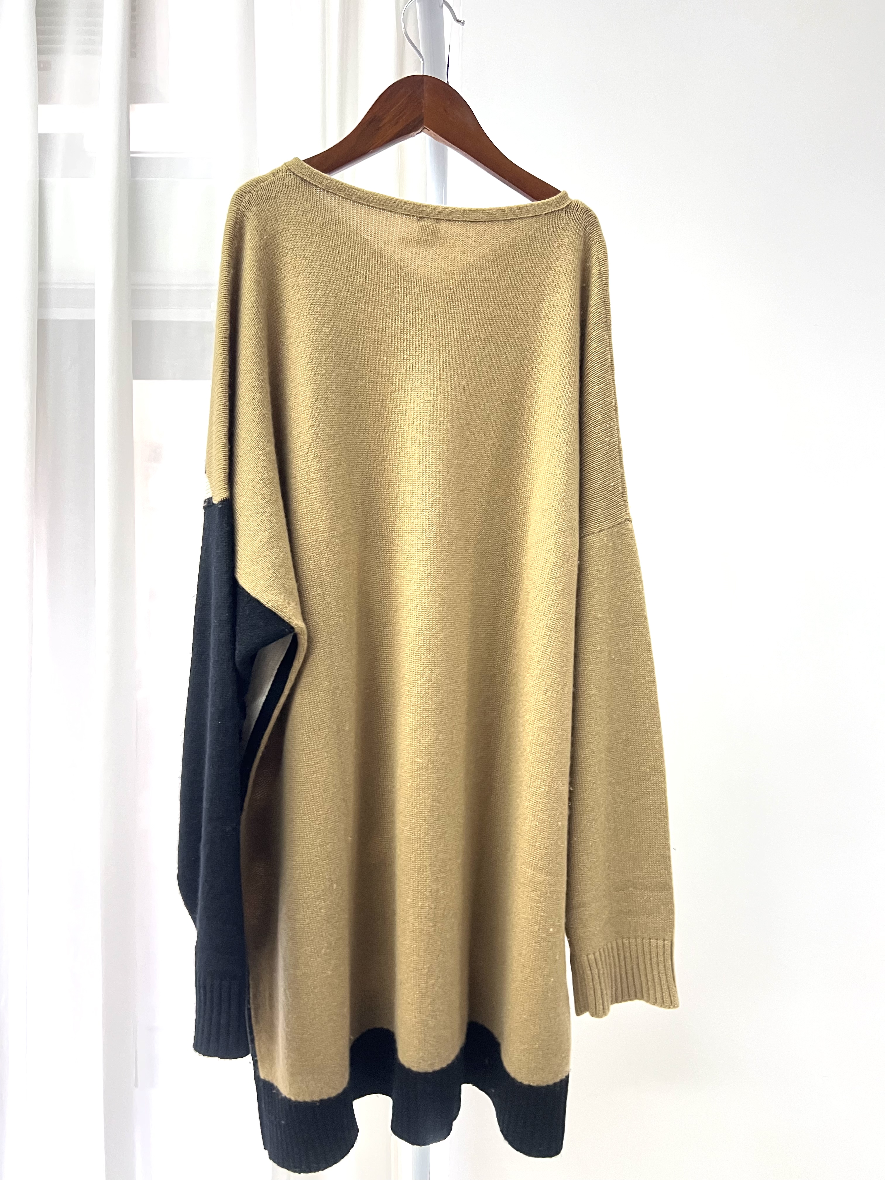 Pre-Owned HERMÉS Cashmere Poncho / Product Code: 26051907