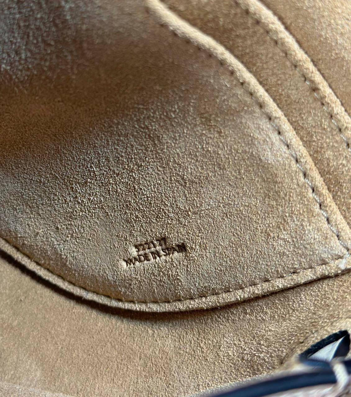 *𝘔𝘪𝘯𝘪 𝘎𝘢𝘵𝘦 𝘋𝘶𝘢𝘭 马鞍手袋 ✨上新 new in✨ 尺寸:15*12.5*9cm（中部最宽处21cm） 编码:522127 颜色: 织带/全麦拼白色 将原本的细肩带更换成存在感更强的帆布宽肩带，点缀logo印花，休闲率性感满满！ 包身采用非常柔韧光滑小牛皮，内里麂皮，内置两个卡槽，Puls🉑️无忧。 经典造型手袋，换上了新肩带，估计又有不少包控要失去抵抗力啦👏🏻