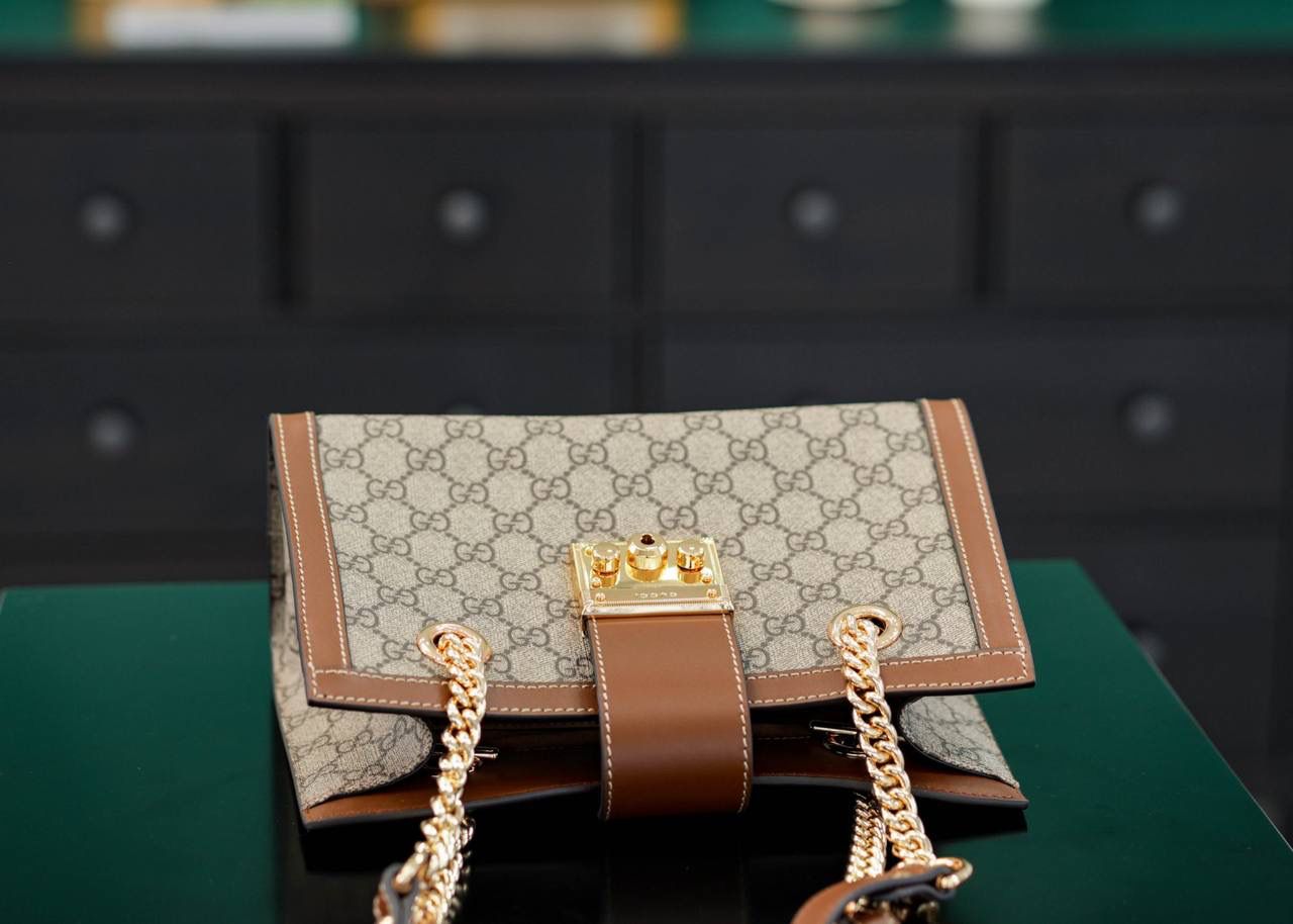 🥯Padlock系列GG小号肩背包 老花棕色 26cm 休闲、随意、有范且非常大牌的款 真的非Padlock这款购物袋不可 通勤风，小号容量也非常OK 包身轻便，非常适合上班族！ 官方款号 498156 尺寸：26x18x10cm