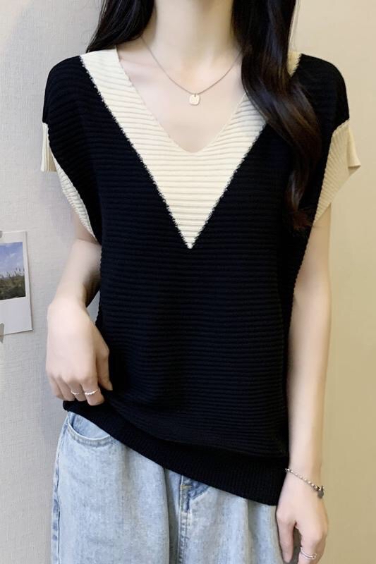 B102(1001) 韩版减龄拼大V撞色边领与袖黑针织上衣