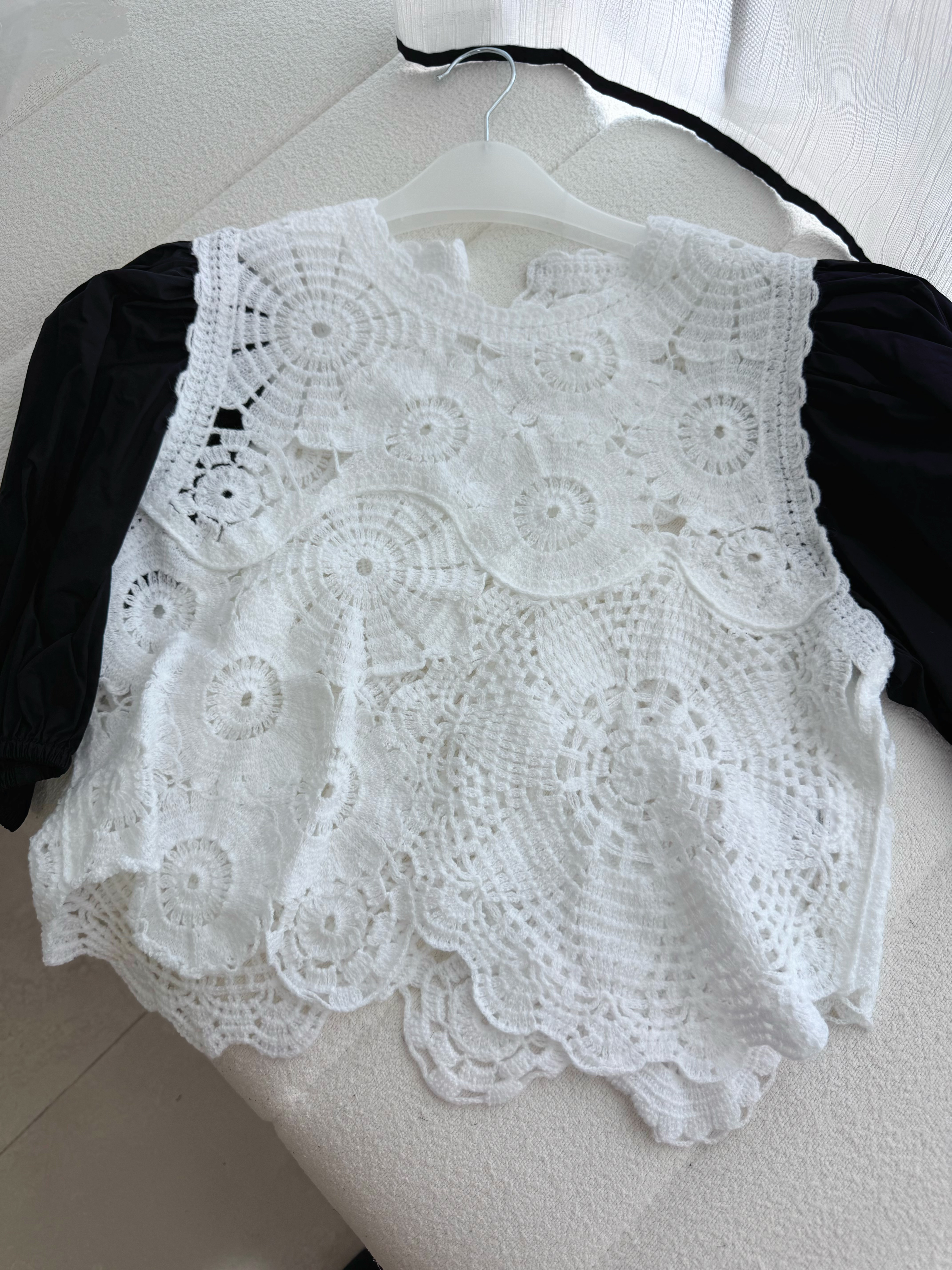 Crocheted puff sleeves blouse (Ivory)