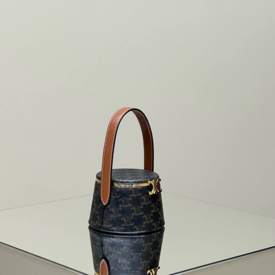 🔥大货实拍图 𝗖𝗘𝗟𝗜𝗡𝗘 ♥️ 𝗡𝗜𝗡𝗔手拎盒 型号：111353 尺寸：13*8*13cm 新品上线啦👏立体盒子包/化妆包~皮带子手拎设计➕圆筒包身，翻盖带镜子，可随时补妆。精致又不失实用性！凹造型拍照，或者当晚宴包，简直美呆🥳