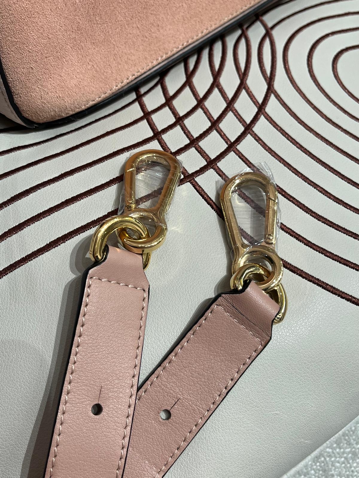 Loewe Puzzle medium calfskin,100%Authentic, 99%new ✅tap ✅booklet✅肩帶 ✅dust bag