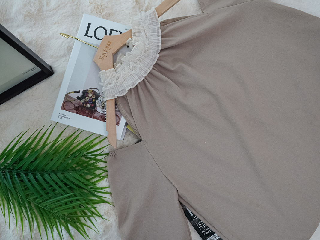 Ruffled High Neck Cold-Shoulder Long Sleeve Blouse ‖ 拼接荷叶高领露肩长袖上衣 KR01594456