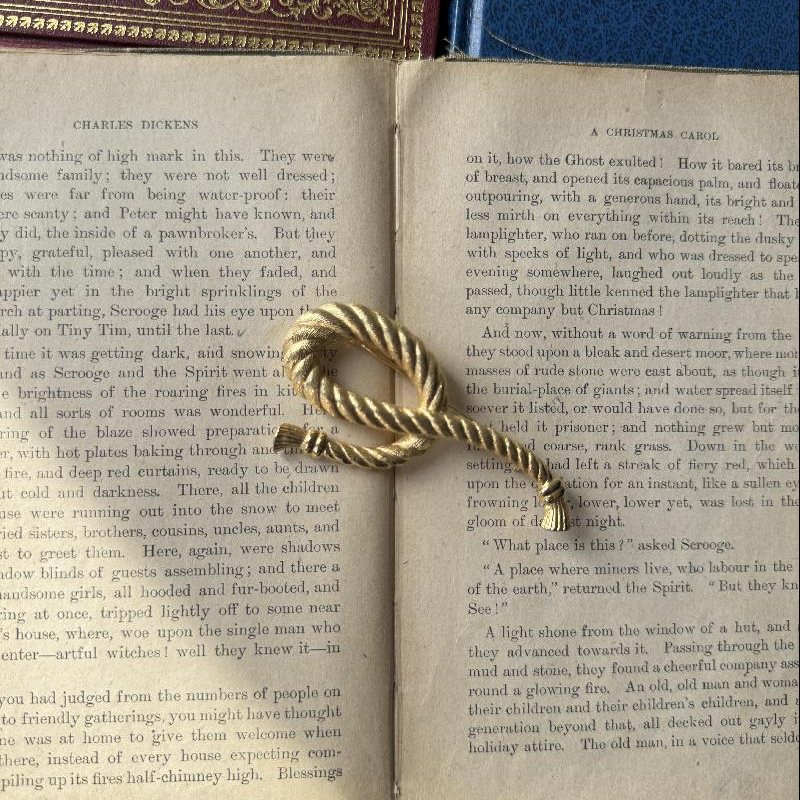 Vintage C.a. 1960-70s Designer Quality Vintage Designer Quality Champagne Gold Textured Tassel Rope Brooch (MT2298-6)