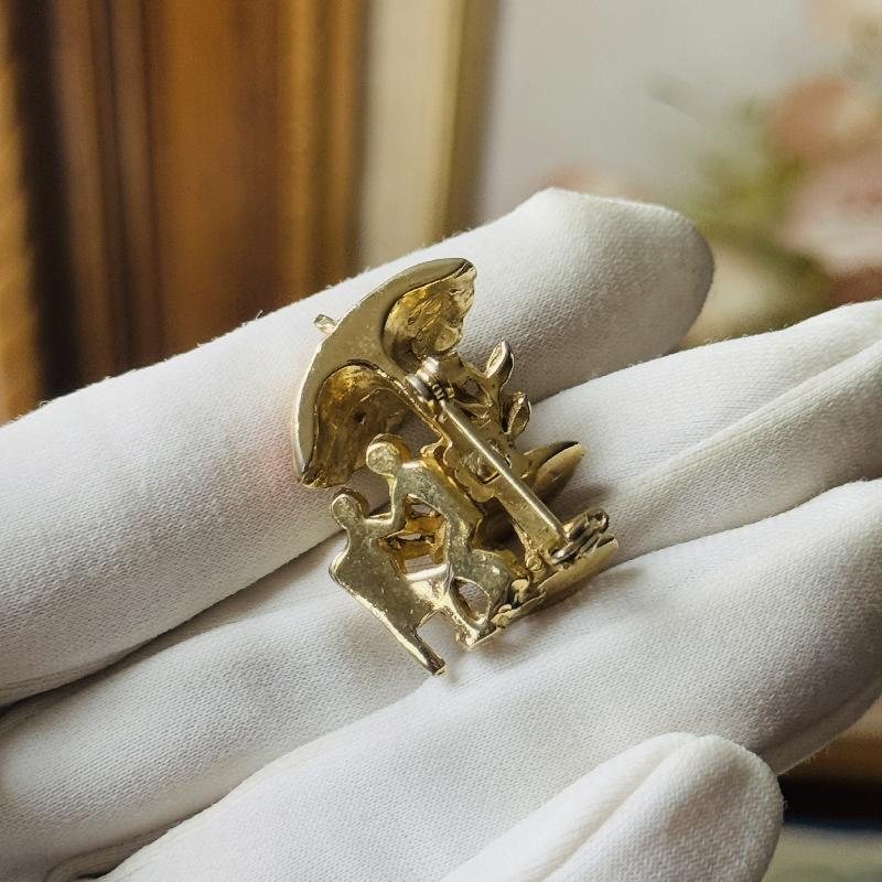 Rare! Vintage Dainty Couple under Parasol at Restaurant Brooch （MT2217）