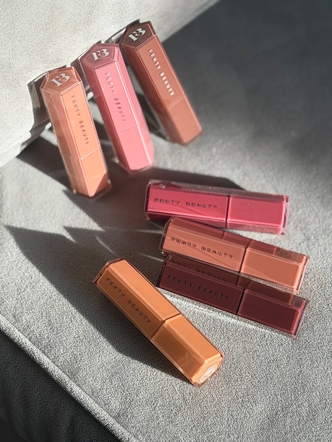 Fenty Beauty 固體唇釉滋養唇膏 Gloss Bomb Stick • 3.6 G
