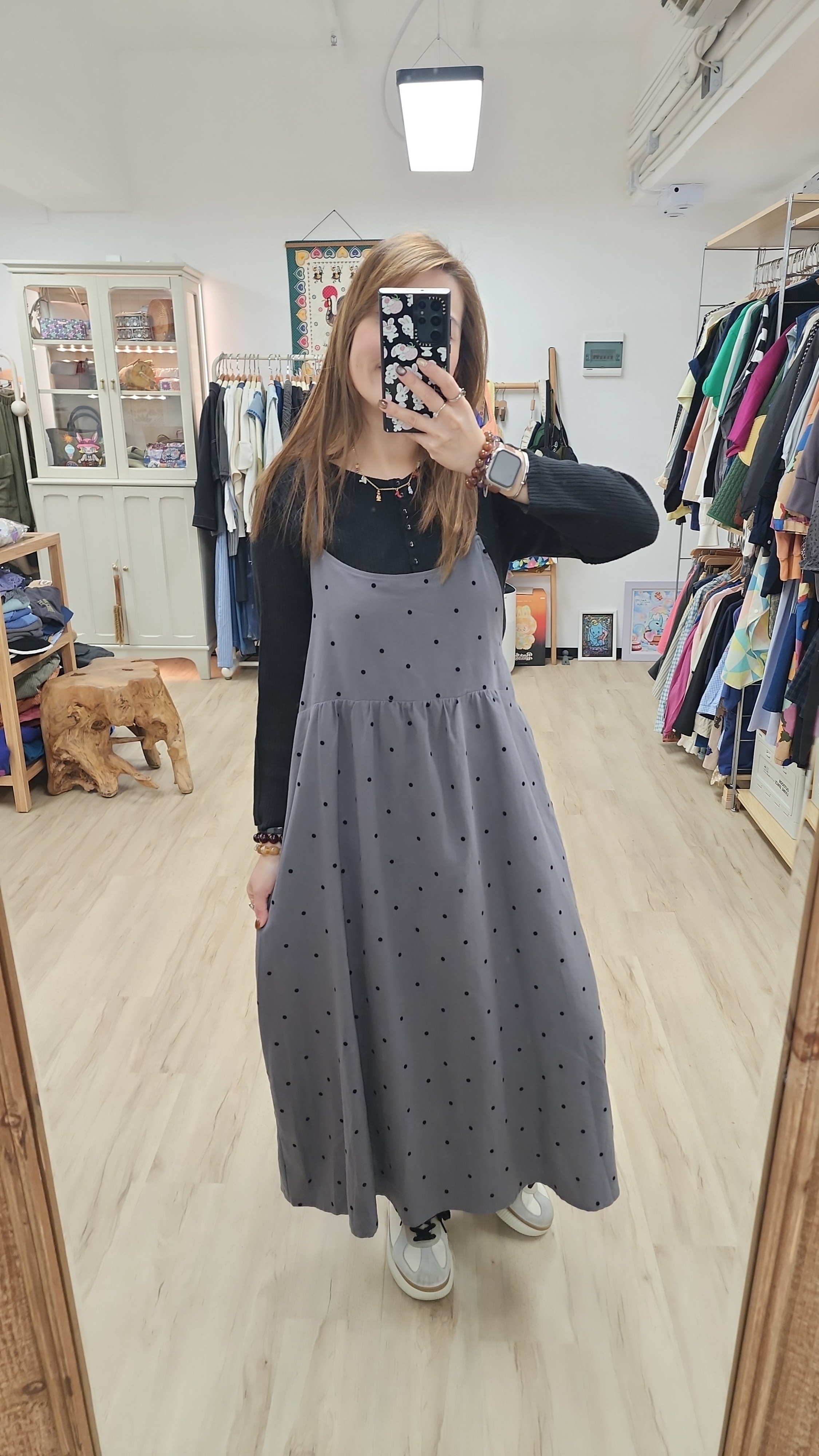 日牌炭灰拼黑波點吊帶連身裙