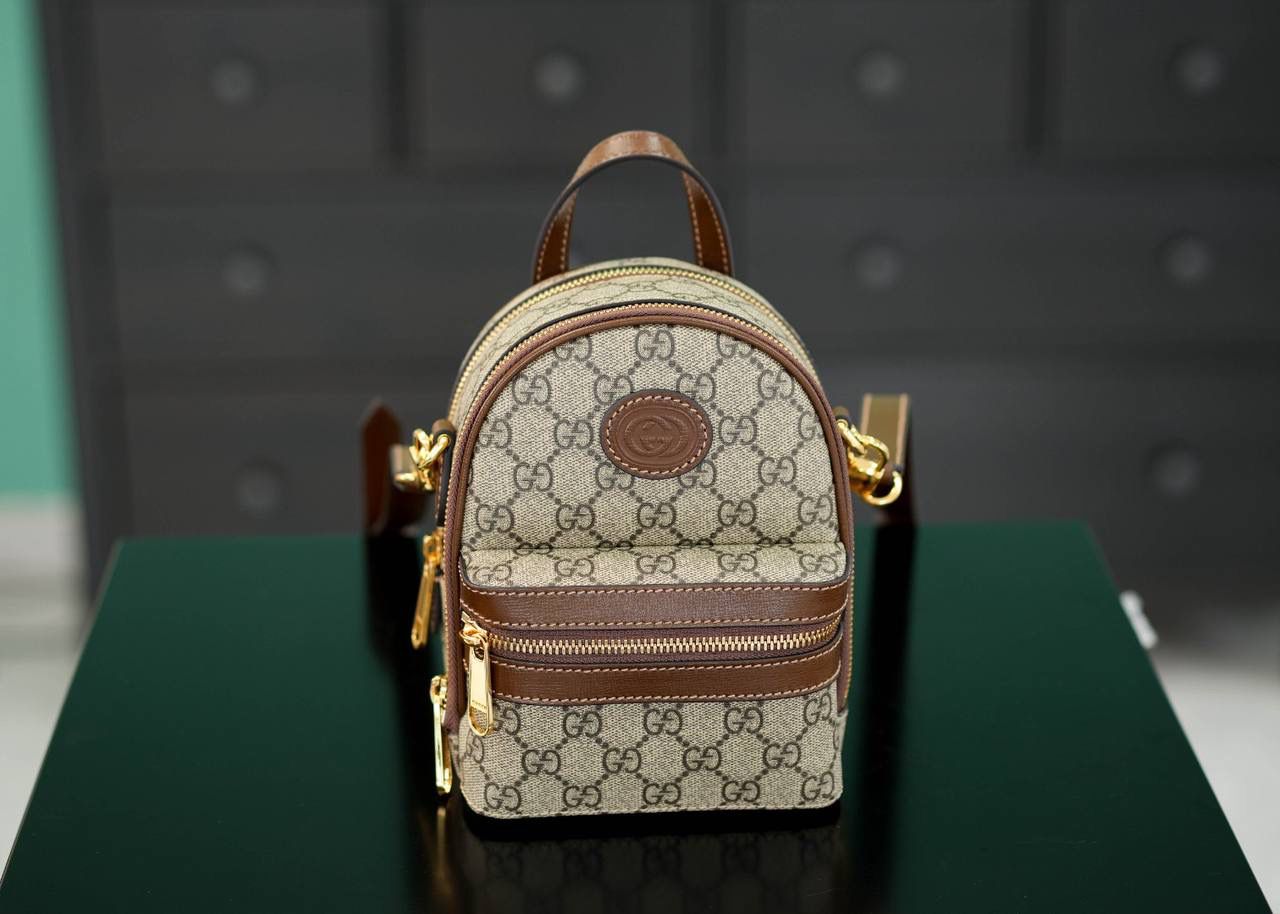 🥯GG 饰互扣式双G多功能手袋 棕色 正品售价,800 独家原厂皮发售 限量级别 新款Retro迷你背包，不是一眼惊艳的款式，属于越看越耐看的款，能手拎也可以单肩斜挎，也可以当腰包，妥妥的搭配神器，自重轻，容量非常OK 官方款号 725654 尺寸：15x19x8cm