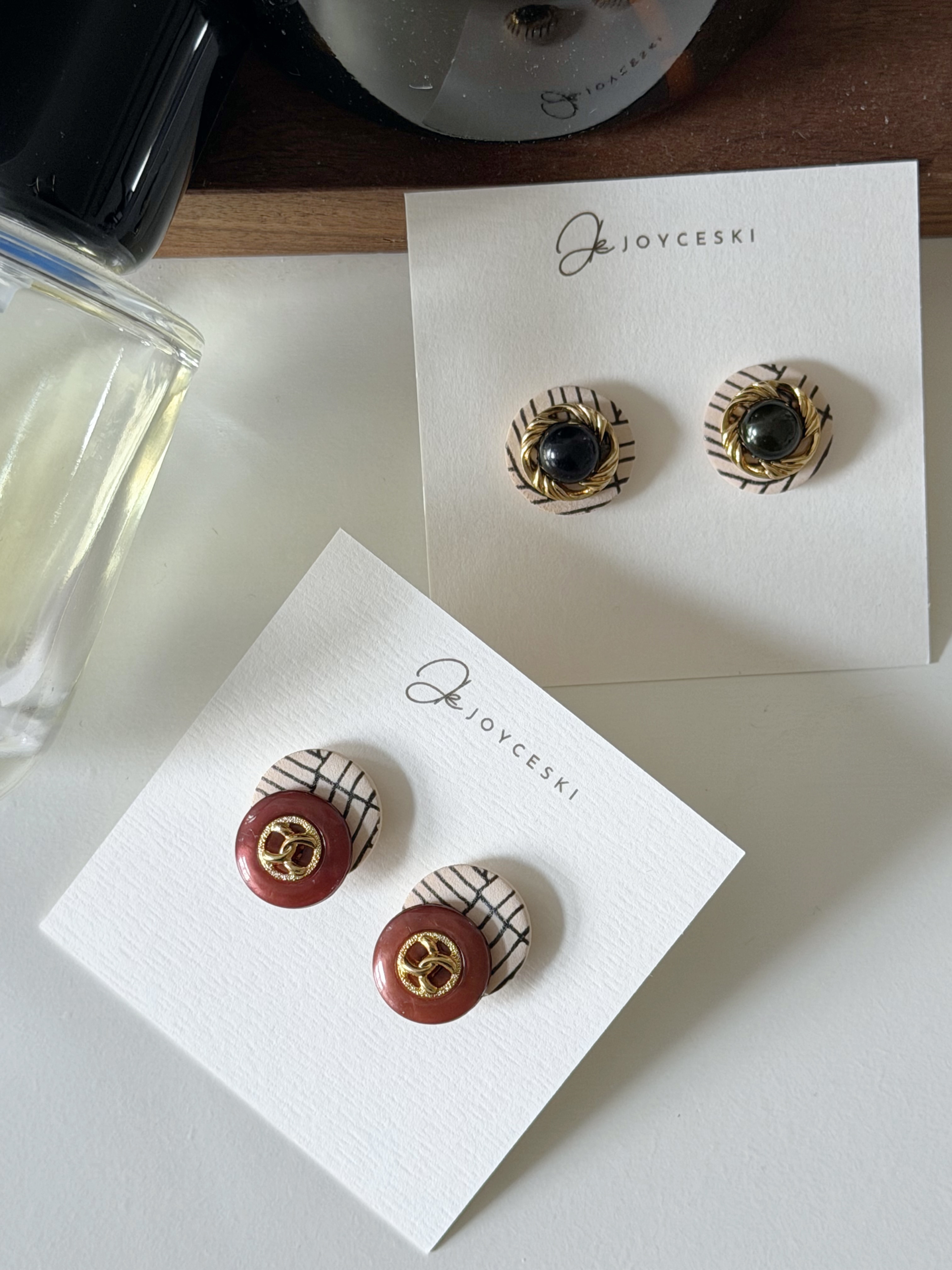 英國黑米白間鈕扣耳環/黑色