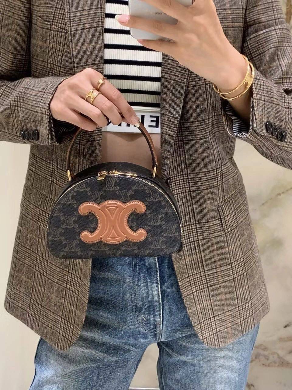 🔥大货实拍图 𝗖𝗘𝗟𝗜𝗡𝗘 ♥️ 𝗧𝗥𝗜𝗢𝗠𝗣𝗛𝗘浮雕半月包 型号：10K642 尺寸：18*12.5*6cm 𝑪𝒆𝒍𝒊𝒏𝒆𝟐𝟑𝑭𝑾最新爆款老花半月包🌙手提盒子，复古与现代的完美融合～每一个细节都尽显精致，从小巧迷你的包身到老花凯旋门的经典面料，都散发出无法抗拒的魅力🤎