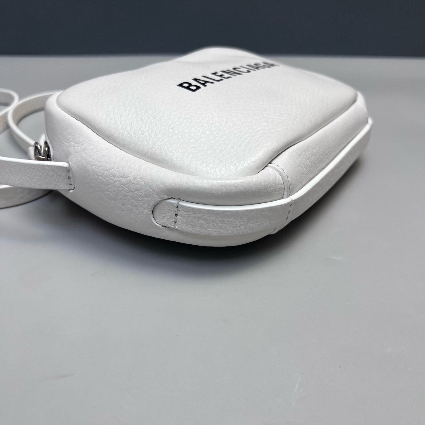 【預訂貨品】巴黎世家白色全皮相機包