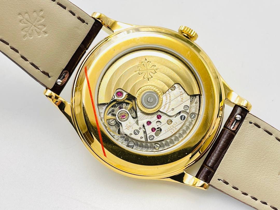 百达.翡丽-古典表系列——3919腕表震撼登场。🤩😍完美还原表中王者的独特质感和简约格调！细节升级如下： 1⃣️腕表尺寸39MM，尺寸数据完美吻合正品，佩戴轻便，还原正品体验。 2⃣️玻璃采用与原装一致的锅盖型穹顶玻璃，特镀有双层抗眩晕增透镀膜。 3⃣️表盘标识和指针的边沿全部采用手工润饰倒角，之后再采用镀铑工艺处理，确保光泽度和质感不亚于原装。 4⃣️机芯采用30-255 PS机芯机械！ 5⃣️表带经典意大利小牛皮表带，做工精致，包边细腻，尽显大牌风范，搭配原厂针扣。