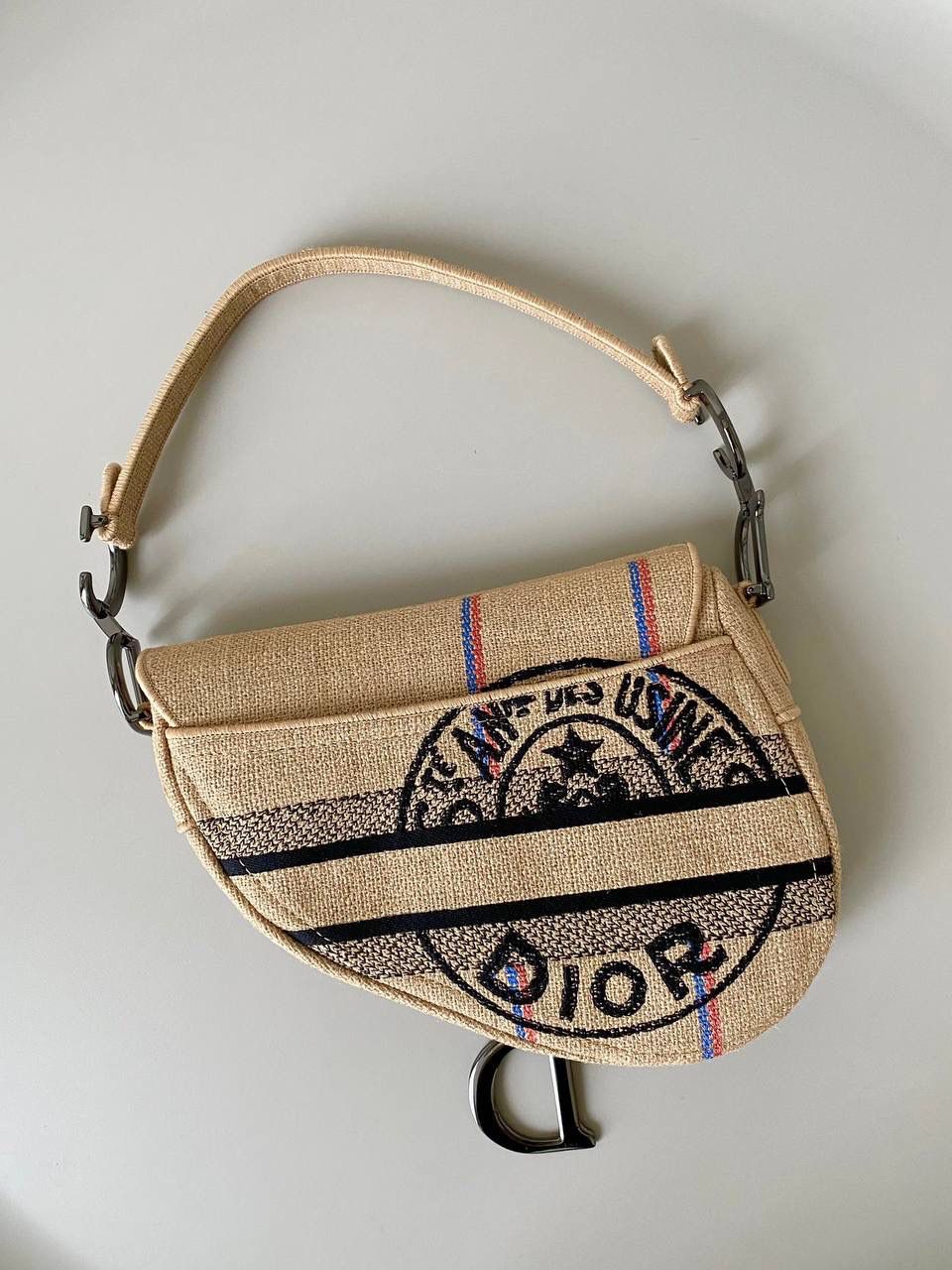 🈶徽章，马鞍包 𝗗𝗜𝗢𝗥 最新家族徽章系列 黄麻帆布材质和刺绣工艺结合 回归自然本真，穿上素雅白长裙 清新的度假气息是夏天独有的味道啊 25.5×20×6.5cm #8006m