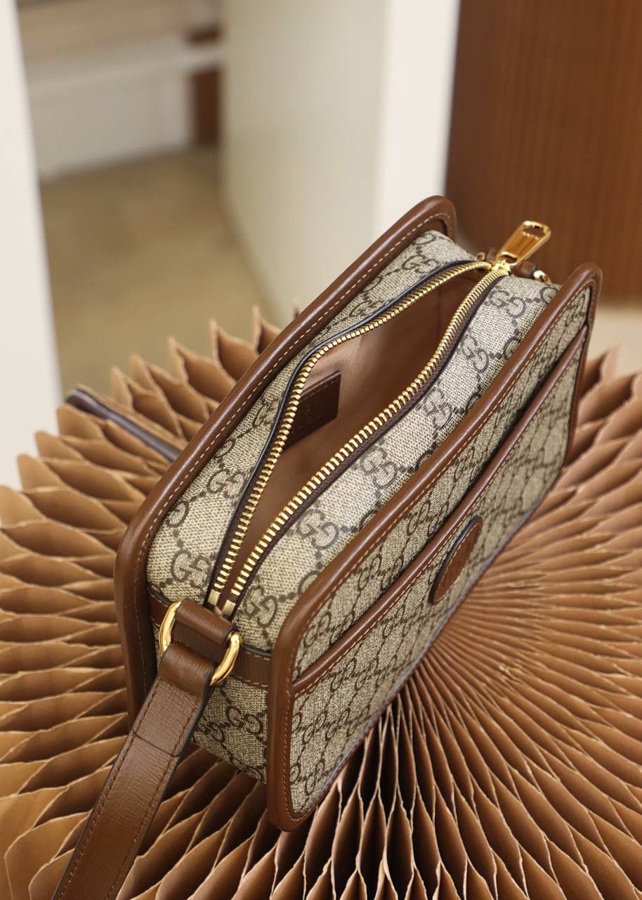 𝐆𝐆复古相机包#658572#全铜正品皮 🟫尺寸：22.5*14*7cm 第一眼看到它，就决定要入手开发，小巧玲珑的长方形造型，搭配复古棕色皮料，简直绝了，男女同款，情侣款必入的，简约的造型设计，给人一种惊艳的复古风格，简约的颜值，却别有一番味道‼️