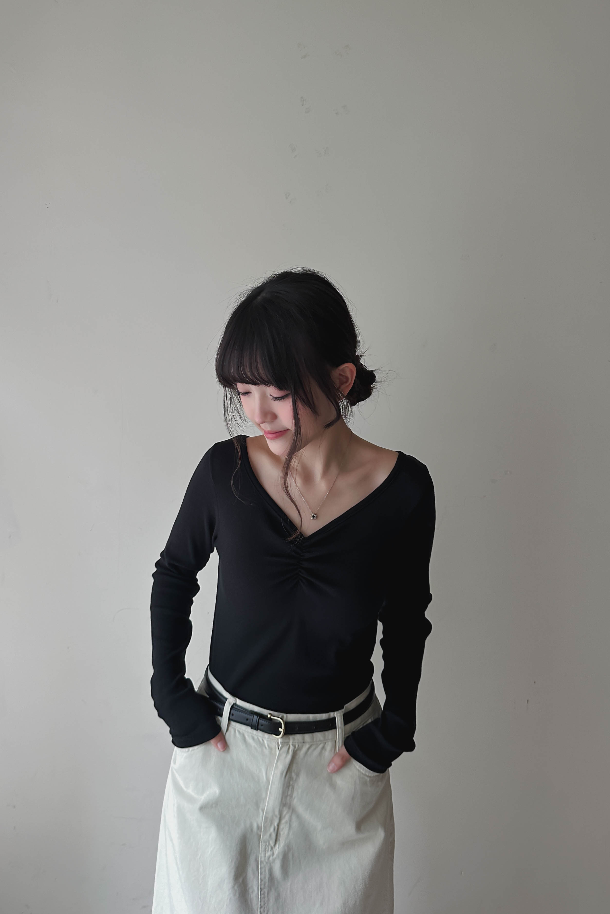 顯瘦!! 抓褶V領修身上衣 (兩色入)