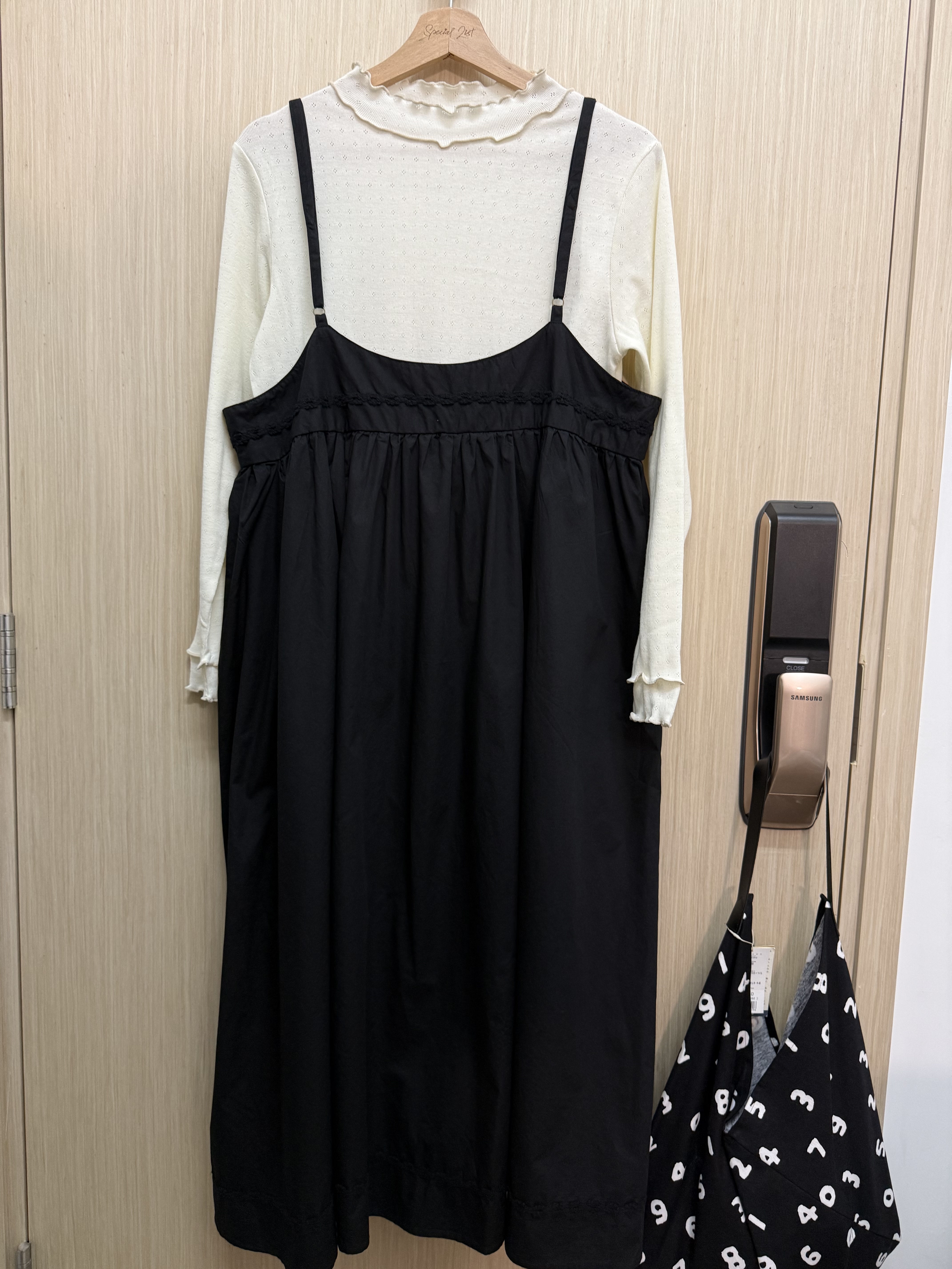 刺繡花邊吊帶裙（黑色）