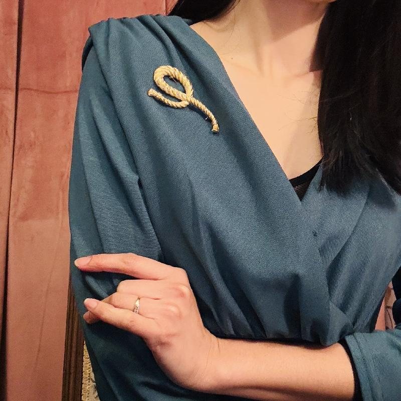 Vintage C.a. 1960-70s Designer Quality Vintage Designer Quality Champagne Gold Textured Tassel Rope Brooch (MT2298-6)