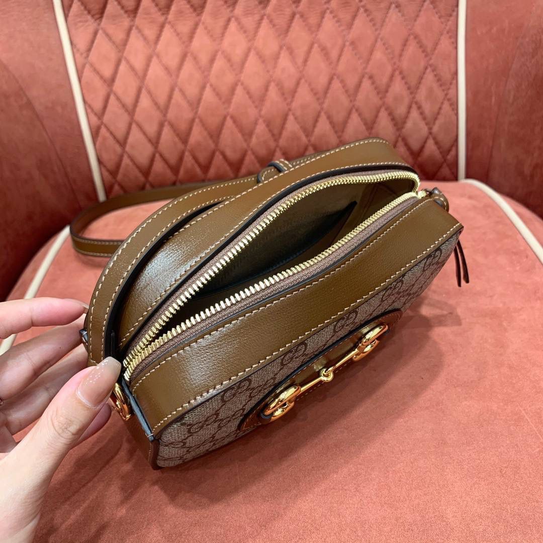 吐司🍞大爆款🔥 再来一组细节图；以表达我对他的强烈爱意，哈哈哈哈哈哈！Gucc1 horsebit 吐司包🍞(顶级原皮) 啊啊啊啊啊！！超级无敌大爆款！这应该就是我心目中的白月光， 实物是那种看到不需要犹豫马上就会买的， 相机包很多款，目前为止这个是我心目中的top 马衔扣元素和这个面料一直是我最爱的搭配设计 只是没有想到做成相机包可以这么可爱有趣 简简单单的造型却如此耐看且有那么一点高级感 跟其他相机包完全不一样！！反正这个我一拿到我就很爱很爱很爱！这个你们都可以入，必定会成为经典款！ 型号760196；尺寸20/13/6cm