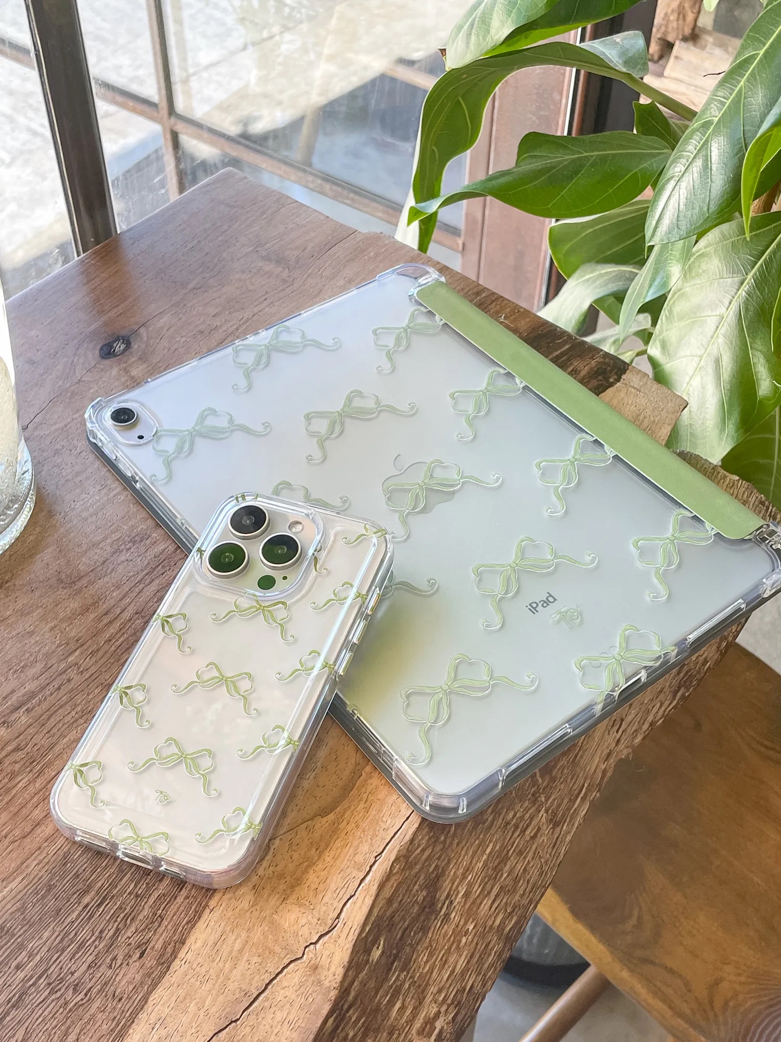 【Olive Green Ribbons in Full Printing】透明磨砂書本式 iPad Case