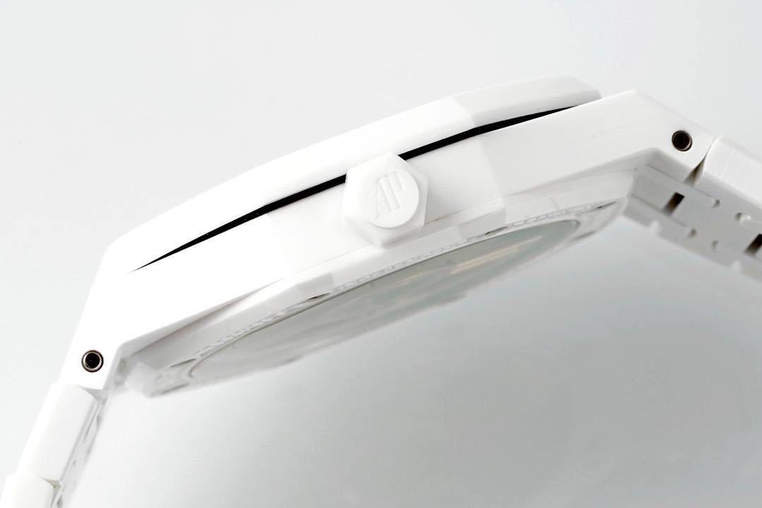 🚀新品爱彼15500全陶瓷款式全新到货，凭借陶瓷材质与cal.4302一体机复杂功能的结合，成为工艺与创新的典范，既延续了皇家橡树的经典美学，又突破传统材质限制，堪称现代高级制表的标杆之作 1. 陶瓷材质的优势 高硬度与抗刮耐磨：采用精密陶瓷（如氧化锆）制成，硬度远超不锈钢，日常佩戴不易产生划痕，保持长久光泽。 轻量化与佩戴舒适：相比金属材质更轻盈，减轻腕部负担，适合长时间佩戴。 抗过敏与耐腐蚀：陶瓷化学性质稳定，不易引起皮肤敏感，且抗汗水和腐蚀。 独特质感：表面经精细抛光或哑光处理，呈现深邃光泽或低调质感，一共推出三款配色黑色白色和稀有的蓝色 2. 表壳与表带设计 一体式结构：APS表壳与表带无缝衔接，延续皇家橡树标志性八角形表圈和“Tapisserie”格纹表盘，陶瓷材质赋予现代感。 复杂工艺：APS采用陶瓷烧结成型难度极高，需精准控制温度与压力，成品率低，凸显技术实力。 细节处理：表带链节经倒角抛光，边缘柔和，佩戴贴合手腕；表壳厚度约10.5毫米，兼顾复杂工艺与佩戴舒适性。💯