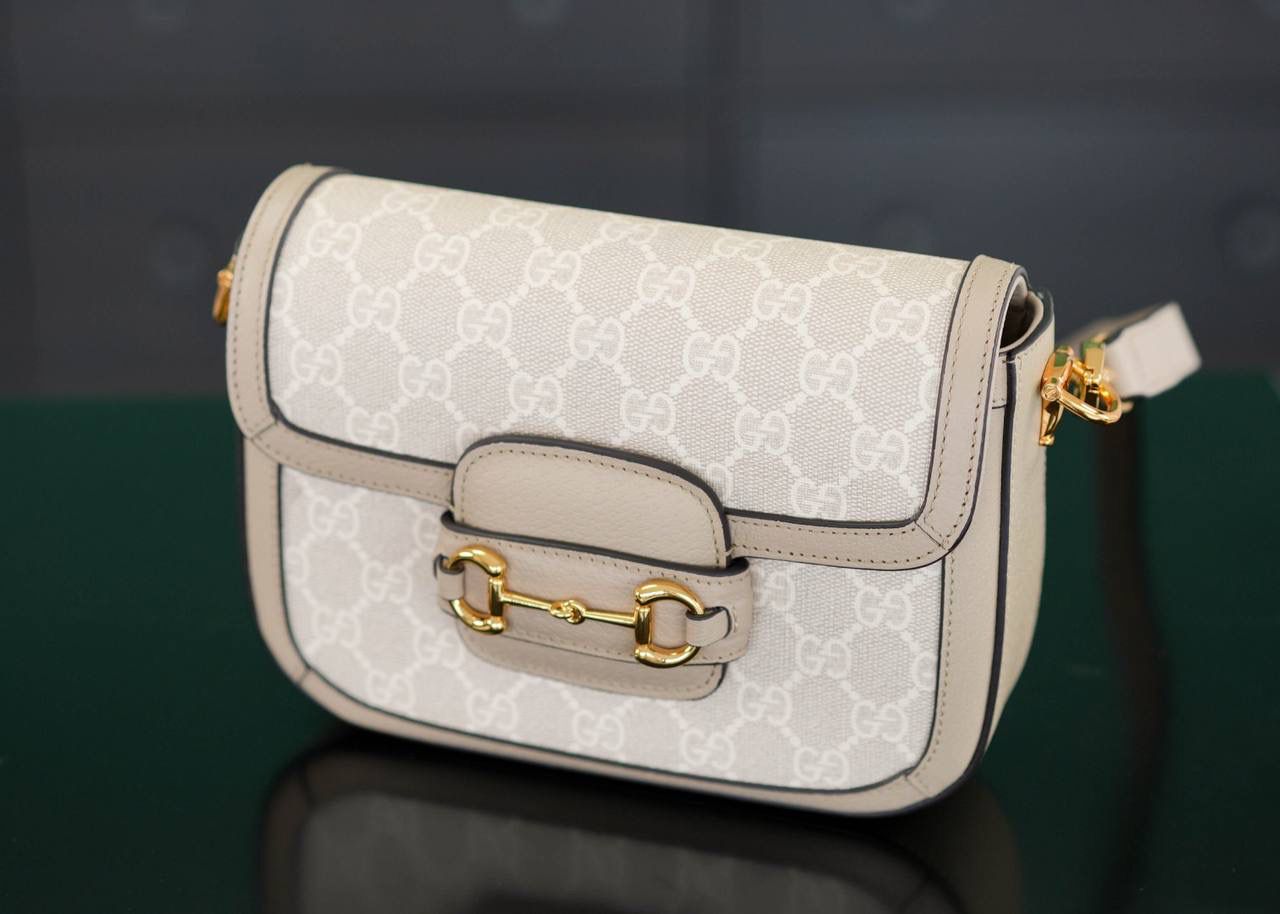 🥯Horsebit 1955系列迷你马鞍包 新款燕麦色20cm 正品售价,500 独家原厂皮发售 限量级别 GG家1955马鞍包已经火爆到人手一支的节奏，超级大爆款！ 这次出了迷你尺寸配可拆卸双肩带，简直超哇塞 马衔扣标志性设计，新款燕麦色很温柔，皮肩带布肩带任意更换~ 官方款号 658574 尺寸小号：20.5x14x5cm 大号：25x18x8cm