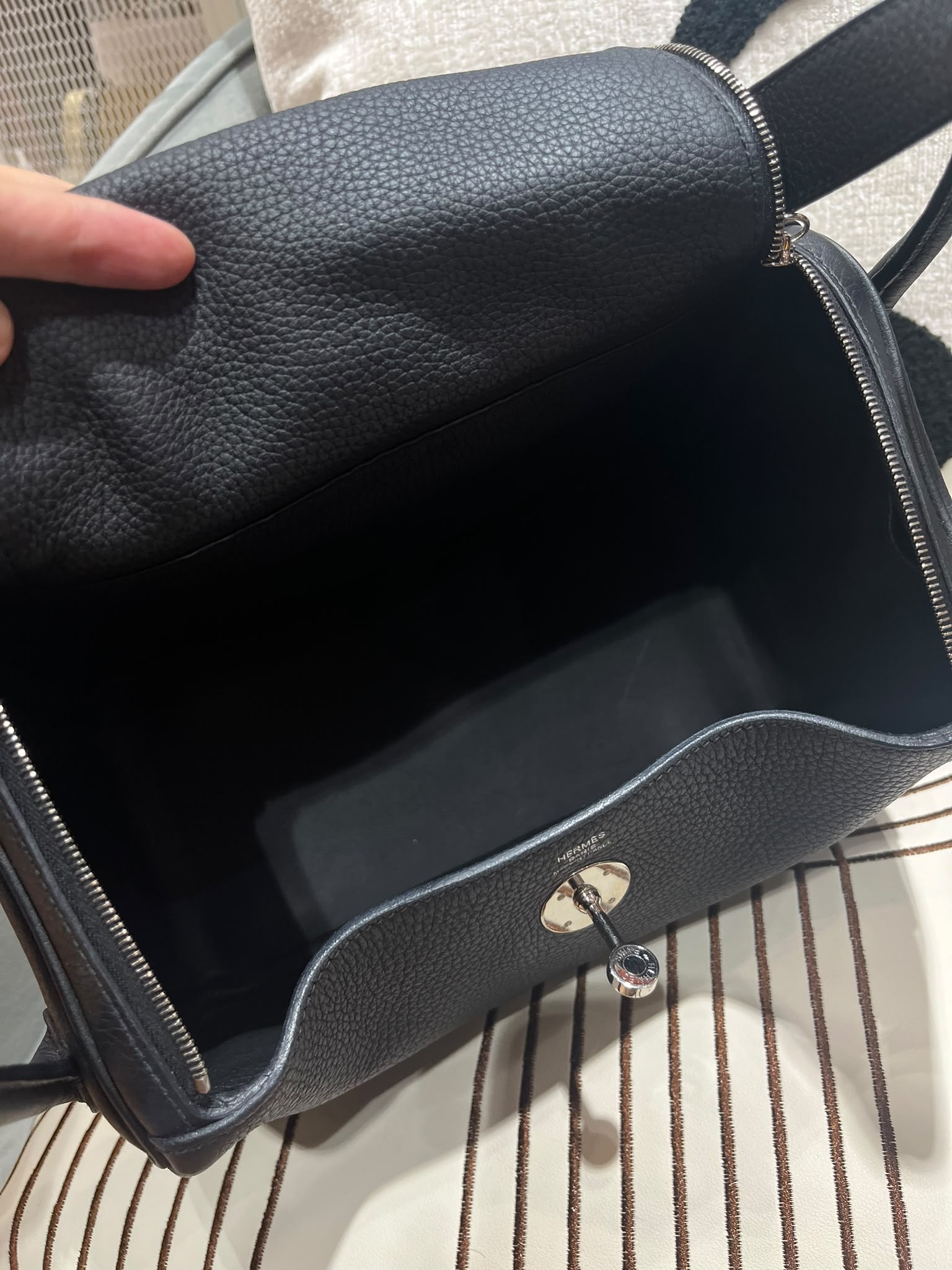 HERMES LINDY 26,STAMP Y 黑銀 100%Authentic, 95%new  ✅塵袋✅box