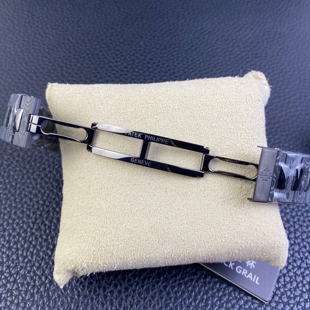 【PATEK PHILIPPE 鹦鹉螺5711 DiW 】碳纤维的美学呈现，DiW赋予鹦鹉螺5711 腕表别样的风格。DiW作为知名的腕表改装品牌，以高端的碳纤维赋予腕表全新的视觉与触觉体验，进而吸引了众多爱好者的关注。鹦鹉螺5711腕表是DiW近期的代表作，这款腕表开创了复合材料进化的新纪元，因为它在美学上结合了高端碳纤维的轻盈感和陶瓷的的光滑度。该腕表表壳采用高端碳纤维制成，并融入了不锈钢元素，黑色的整体色调与不规则纹理造型，尽显别致观感。表盘搭配时标与指针，呈现出典雅与奢侈的质感。腕表后盖采用不锈钢材料进行黑色涂层制作，视觉观感非常统一。腕表搭配的表带特别震撼，也是碳纤维与不锈钢材料组合制成，碳纤维的纹理如云似烟，让人爱不释手。百达翡丽鹦鹉螺5711经DiW重新改造制作，个性前卫，时尚炫酷，非常适合追逐个性和潮流的年轻人们！