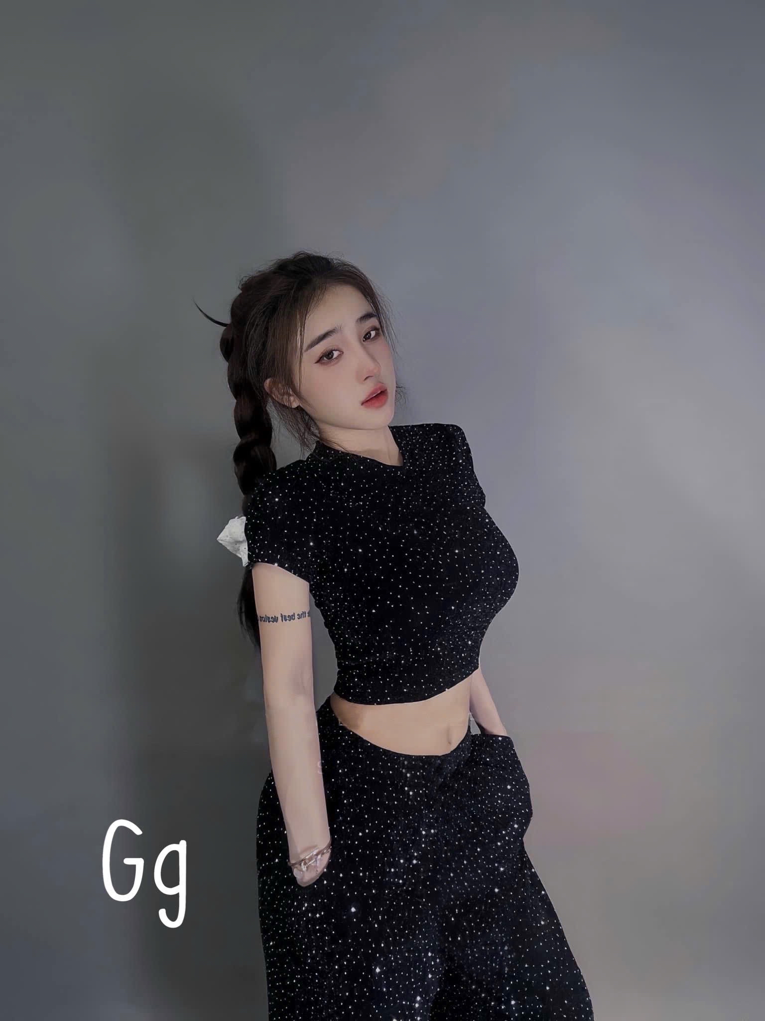 露臍上衣和褲子套裝，附亮片