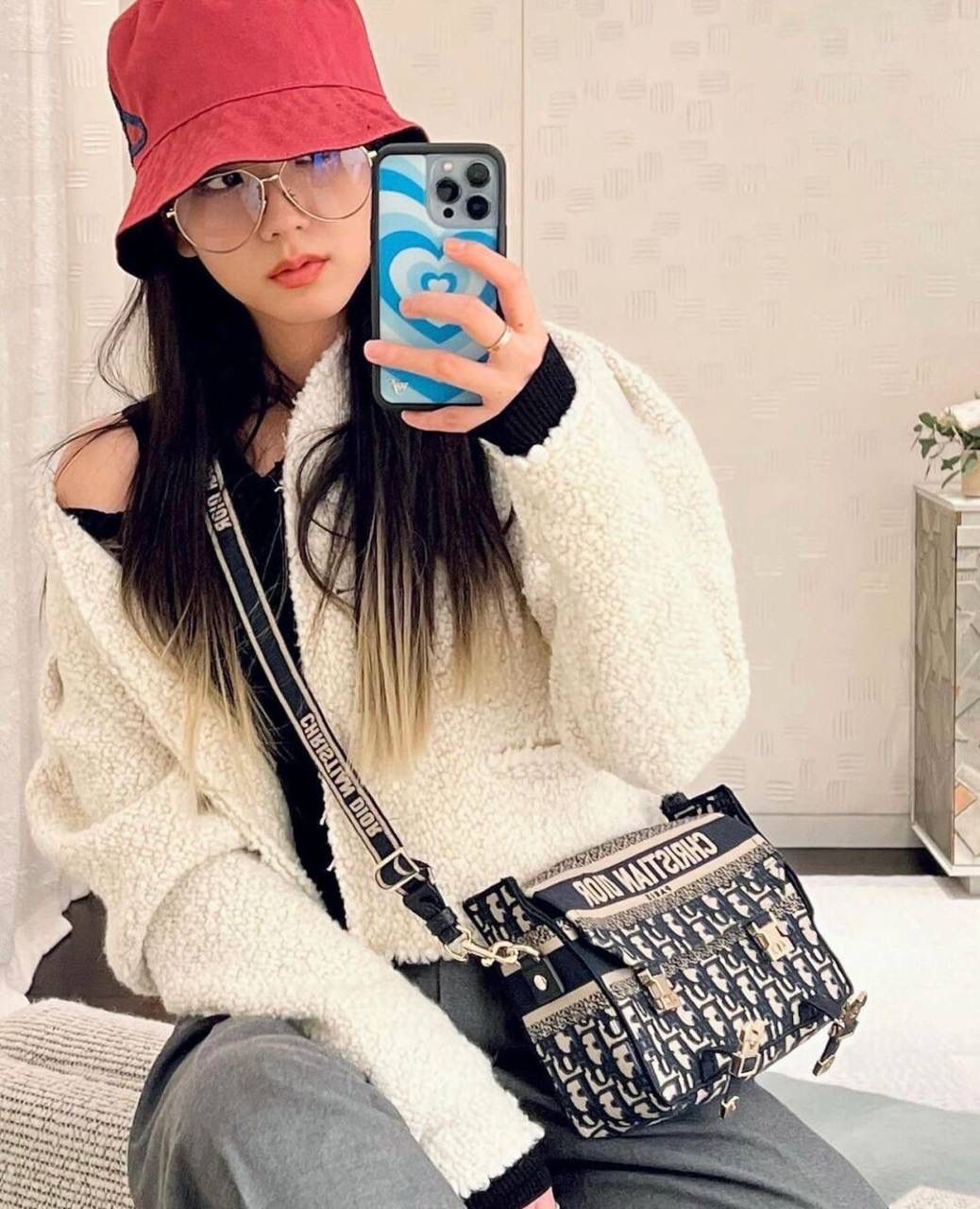 小号 DIORCAMP 手袋👜✨ 蓝色刺绣 Oblique 印花 这款小号手袋通体饰以蓝色刺绣 Oblique 印花，搭配“CHRISTIAN DIOR”标志翻盖和运动风格“CD”搭扣提升格调。 正面饰以“CHRISTIAN DIOR”标志 “CD”搭扣 可拆卸、可调节的肩带 内含防尘袋 尺寸：23 x 15 x 8 厘米