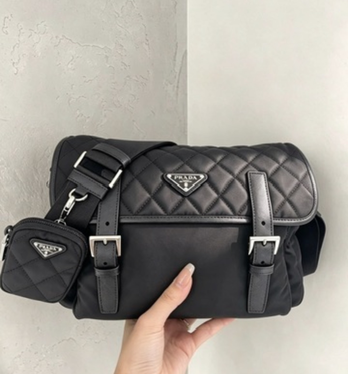 Prada 菱格紋郵差包