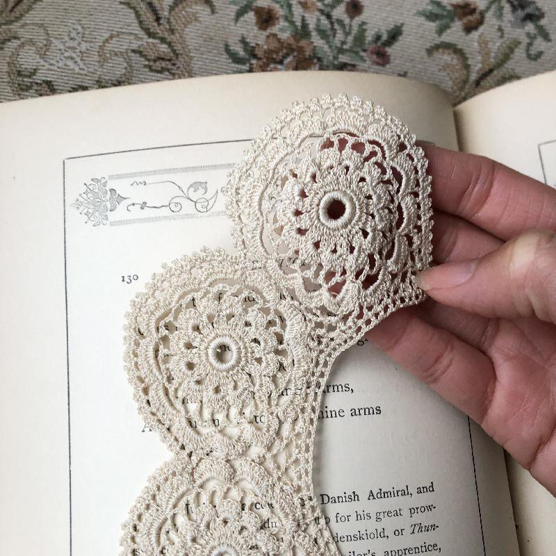 Vintage Mid-century Hand-Crochet Beige Tone Adorable Floral Dress Collar (MT150-14)