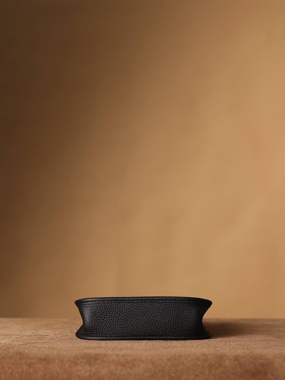 HERMES爱马仕Evelyne 16伊芙琳黑色金扣👜✨ TaurillonMaurice 小公牛皮 尺寸：16*18*5cm 爱马仕Evelyne伊芙琳 Evelyne包的设计灵感来自于一种名为“马鞍袋”的马具袋，这是一种常用于骑手和马车夫的袋子，用于储存和运输马具和其他必需品。 爱马仕将这种马具袋的经典元素与品牌的手工艺传统相结合，打造出了具有时尚感和功能性的包包。 因此，伊芙琳包不仅是一款实用的手提包，同时也代表着品牌深厚的历史和文化传统❤️