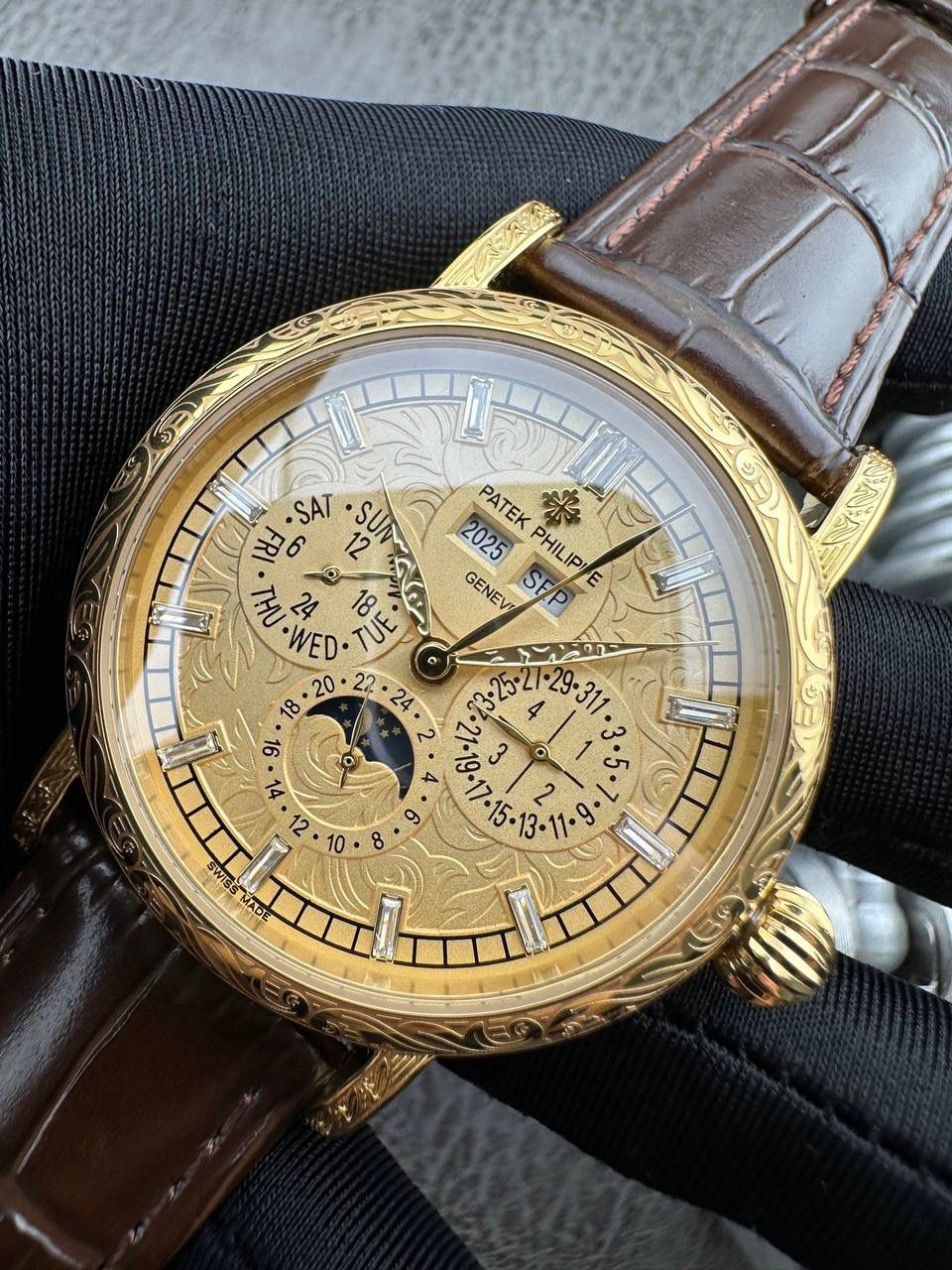 【铁划银钩 苍劲有力】高颜值新品墙裂推荐 精湛的工艺！ 年度最佳典藏之作——百达.翡丽古典超级复杂多功能 万年历功能腕表 团队历时两年多精心设计，不计成本，敢为人先，力求完美，克服重重难关，突破多层技术瓶颈，机芯型号为CH 29-535 升级版，质量稳定！ 【表带】经典意大利小牛皮表带，纹路清晰，质感好。搭配圈市面最顶级的百达翡丽灯笼表扣，通用原装无压力。 优雅的Calatrava雕花表壳极具个性，42毫米的表径适配大众男性手寸，非常商务可亦休闲。