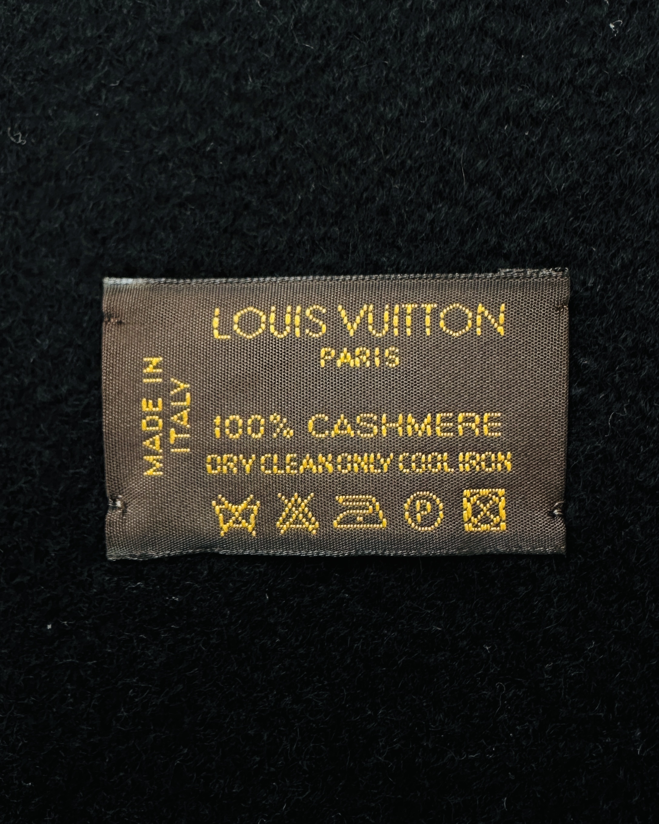 【AR106】💁🏻‍♂️💁🏻‍♀️男女系  全cashmere，特濃細滑綿密，Nutter隻85%朱古力gelato咁(嬴Godiva Venchi)🤌🏼。唔好俾我個朱古力誤導咗，佢係黑色嘅🖤  價錢：HK$2,200 品牌：Louis Vuitton 尺寸：186cm (長)｜70cm (闊) 註：85%新｜非常輕微布料耗損｜100% cashmere｜意大利製  *二手產品難達全新狀態，耗損或歲月痕跡屬正常情況，較明顯/嚴重嘅問題會標明或影底，敬請見諒。  *進入付款程序後，請於10分鐘內完成付款，否則絲統會自動取消訂單。  購物link in bio｜逢星期四寄出｜不設退換或退款｜順豐運費到付｜只寄香港不寄海外  #SecondLifeHK所有女裝 #SecondLifeHK所有男裝 #SecondLifeHK所有飾物