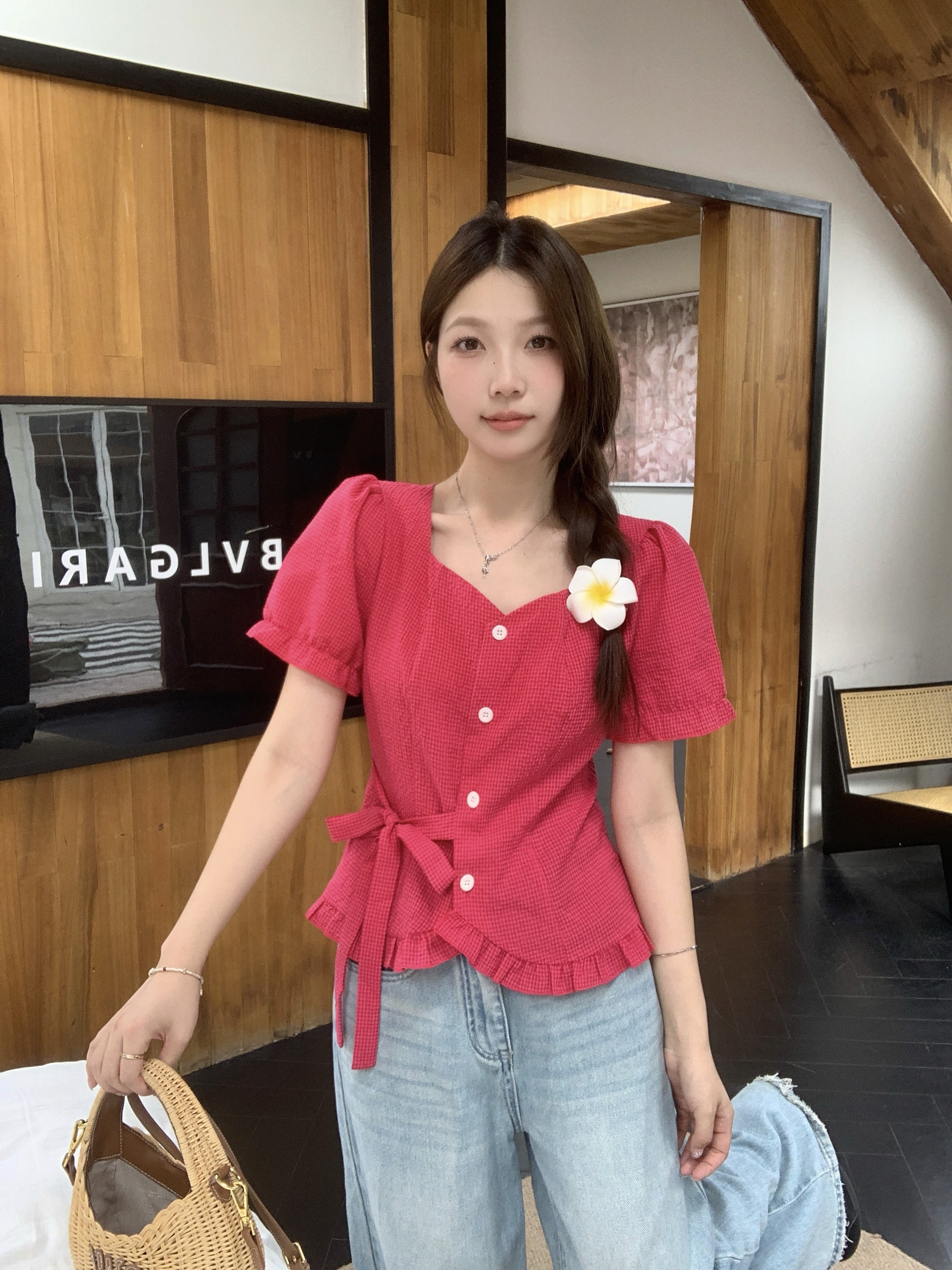 B38(80006) 法式格纹桃心领前排钮腰边系带下摆木耳边圆开角蓝粉上衣