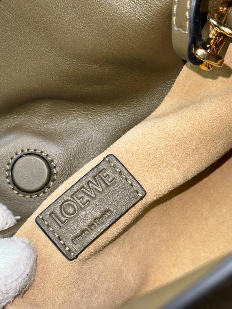 全新升级—𝙁𝙡𝙖𝙢𝙚𝙣𝙘𝙤出货啦✅ ❤️升级版福袋正面新增品牌烫金𝙇𝙤𝙜𝙤代替压印𝙇𝙤𝙜𝙤，肩带加宽同时增加两侧狗扣五金代替原本皮穿扣肩带，精致又便捷🥰 ❤️独家定制皮料五金，小牛皮皮质手感十分柔软且耐用，肩带🉑拆卸🉑调节，多种背法任你选择，容量超大，日常出行必备😍 ❤️独家品控，完全对版细节，全套礼盒🎁包装给你满满的仪式感🥰 迷你尺寸：𝟐𝟑.𝟗-𝟏𝟖-𝟗𝐜𝐦 款号：052030深卡其绿/新