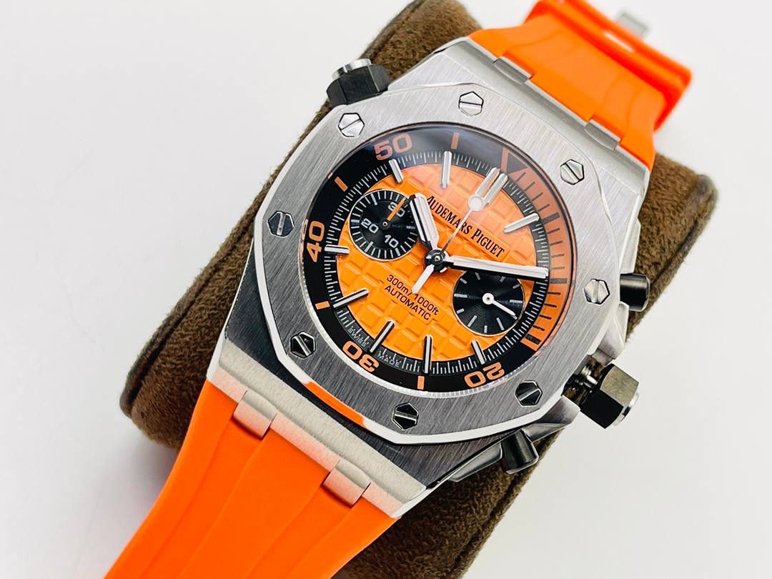 爱彼A P皇家橡树系列水果腕表！ 型号：26703 跑秒计时自动机械男表！搭载原版cal.3124机芯 直径：42MM！ 1⃣️表壳材质选用的904L精钢，经过CNC一次成型锻造了42MM的表径，表壳在经过拉丝工艺多次打磨抛光后做到了无懈可击，包括螺钉也一致还原！ 2⃣️表盘字面格纹错落有致，立体感很强。刻度线粗细程度以及长短均与正品保持一致。条钉时标内部填充超强夜光材料。两组小圆盘对称分布，就像两只小眼睛。盘面内有一圈一圈的放大环，细节处理很到位。 3⃣️橡胶表带表面的磨砂质感很强.采用无味不沾灰尘的进口橡胶，只为提高佩戴的舒适感！ 4⃣️前后玻璃都采用蓝宝石水晶镜面玻璃，镜面通透性也很强。这款腕表采用3124机芯，做到了外观和正品的极其相似，走时精准稳定！