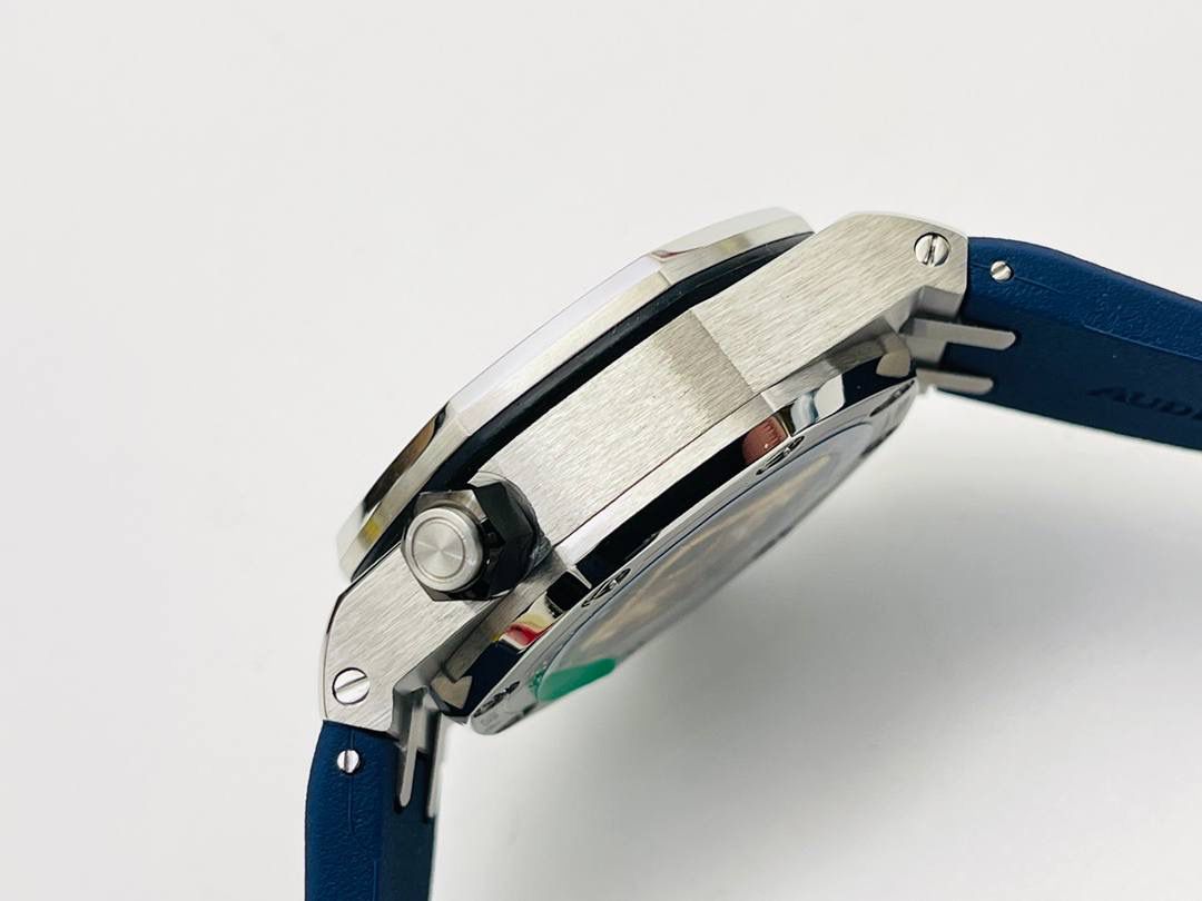 爱彼A P皇家橡树系列水果腕表！ 型号：26703 跑秒计时自动机械男表！搭载原版cal.3124机芯 直径：42MM！ 1⃣️表壳材质选用的904L精钢，经过CNC一次成型锻造了42MM的表径，表壳在经过拉丝工艺多次打磨抛光后做到了无懈可击，包括螺钉也一致还原！ 2⃣️表盘字面格纹错落有致，立体感很强。刻度线粗细程度以及长短均与正品保持一致。条钉时标内部填充超强夜光材料。两组小圆盘对称分布，就像两只小眼睛。盘面内有一圈一圈的放大环，细节处理很到位。 3⃣️橡胶表带表面的磨砂质感很强.采用无味不沾灰尘的进口橡胶，只为提高佩戴的舒适感！ 4⃣️前后玻璃都采用蓝宝石水晶镜面玻璃，镜面通透性也很强。这款腕表采用3124机芯，做到了外观和正品的极其相似，走时精准稳定！